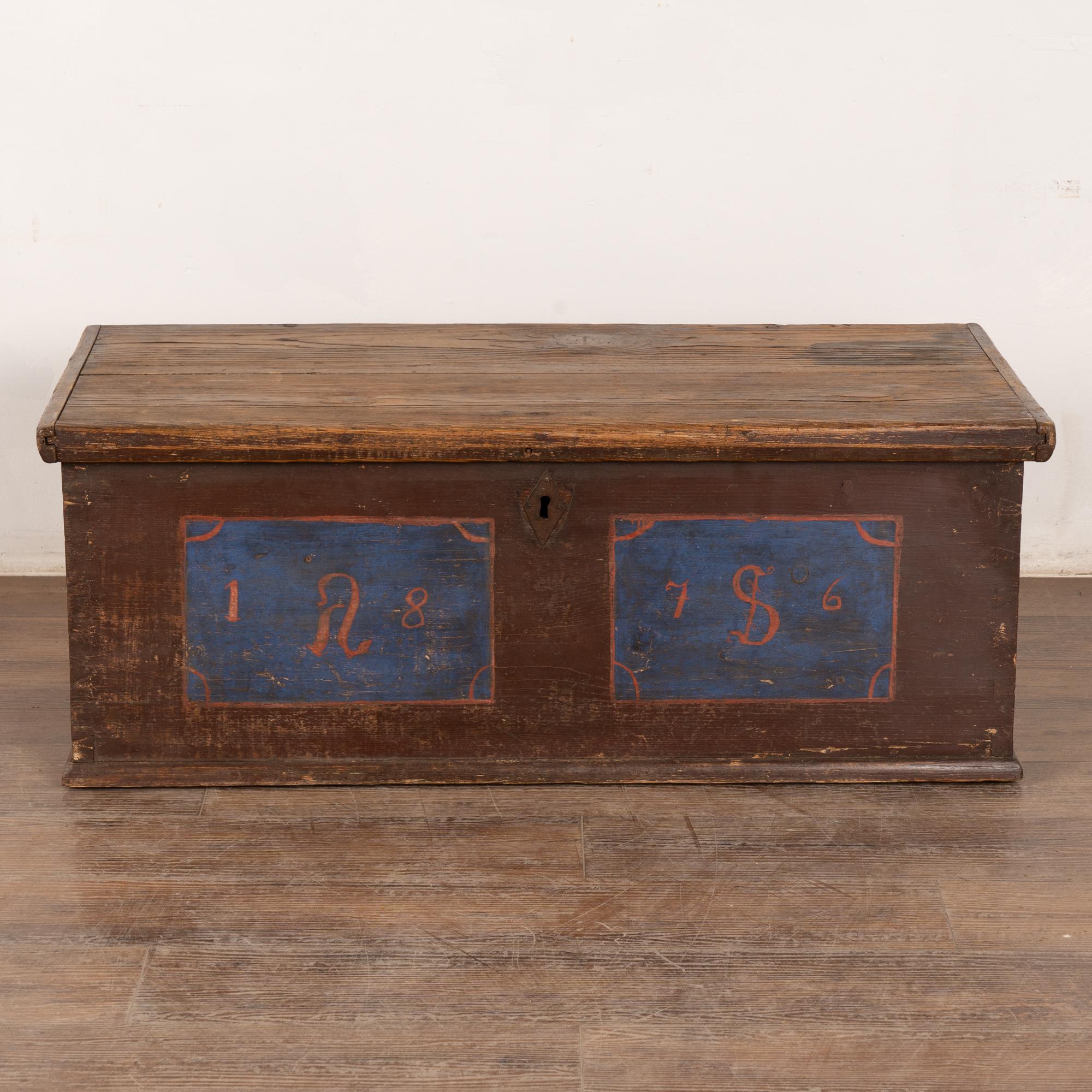Coffre à plateau plat du 19ème siècle peint à la main et daté de 1876 État moyen - En vente à Round Top, TX