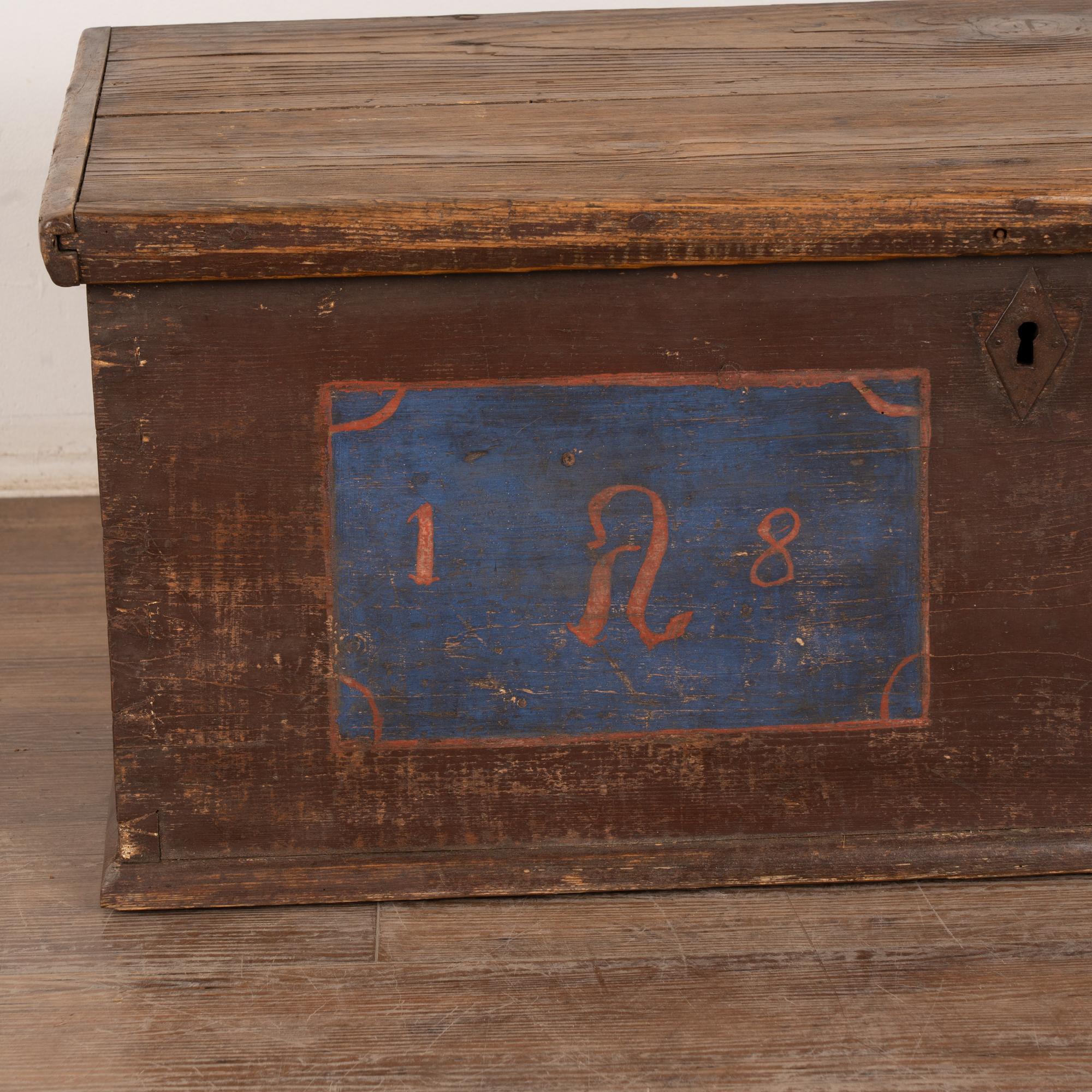Pin Coffre à plateau plat du 19ème siècle peint à la main et daté de 1876 en vente