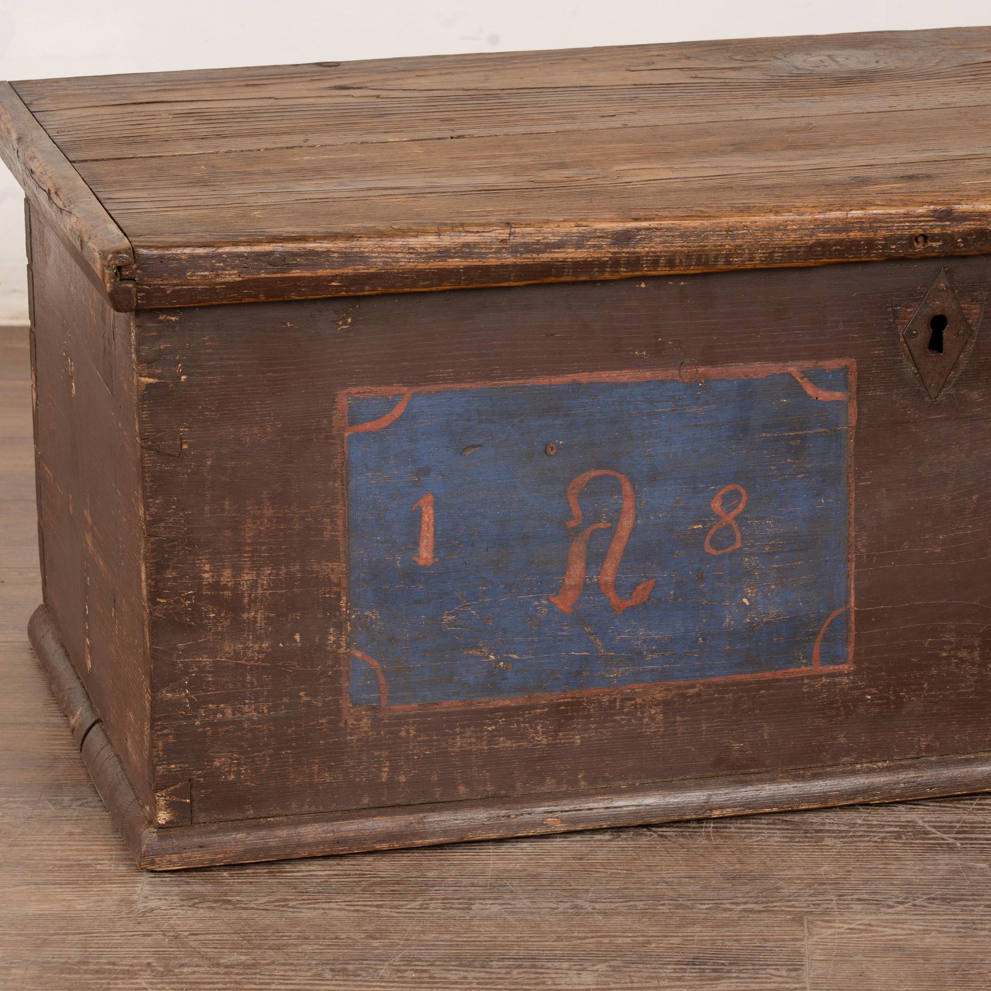 Coffre à plateau plat du 19ème siècle peint à la main et daté de 1876 en vente 1