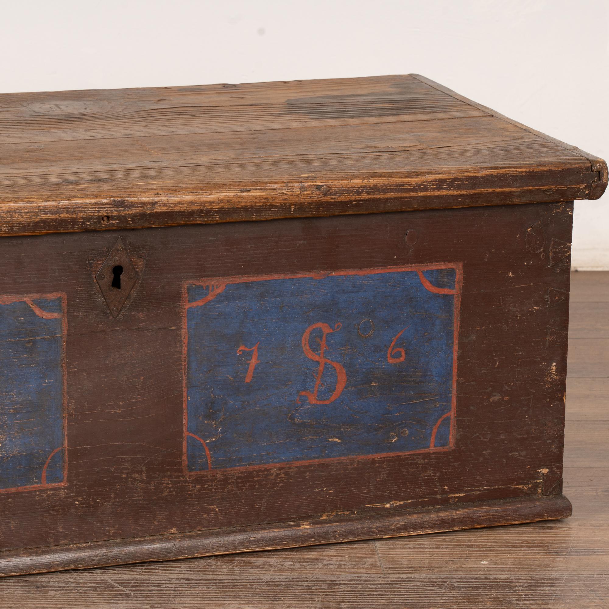 Coffre à plateau plat du 19ème siècle peint à la main et daté de 1876 en vente 2