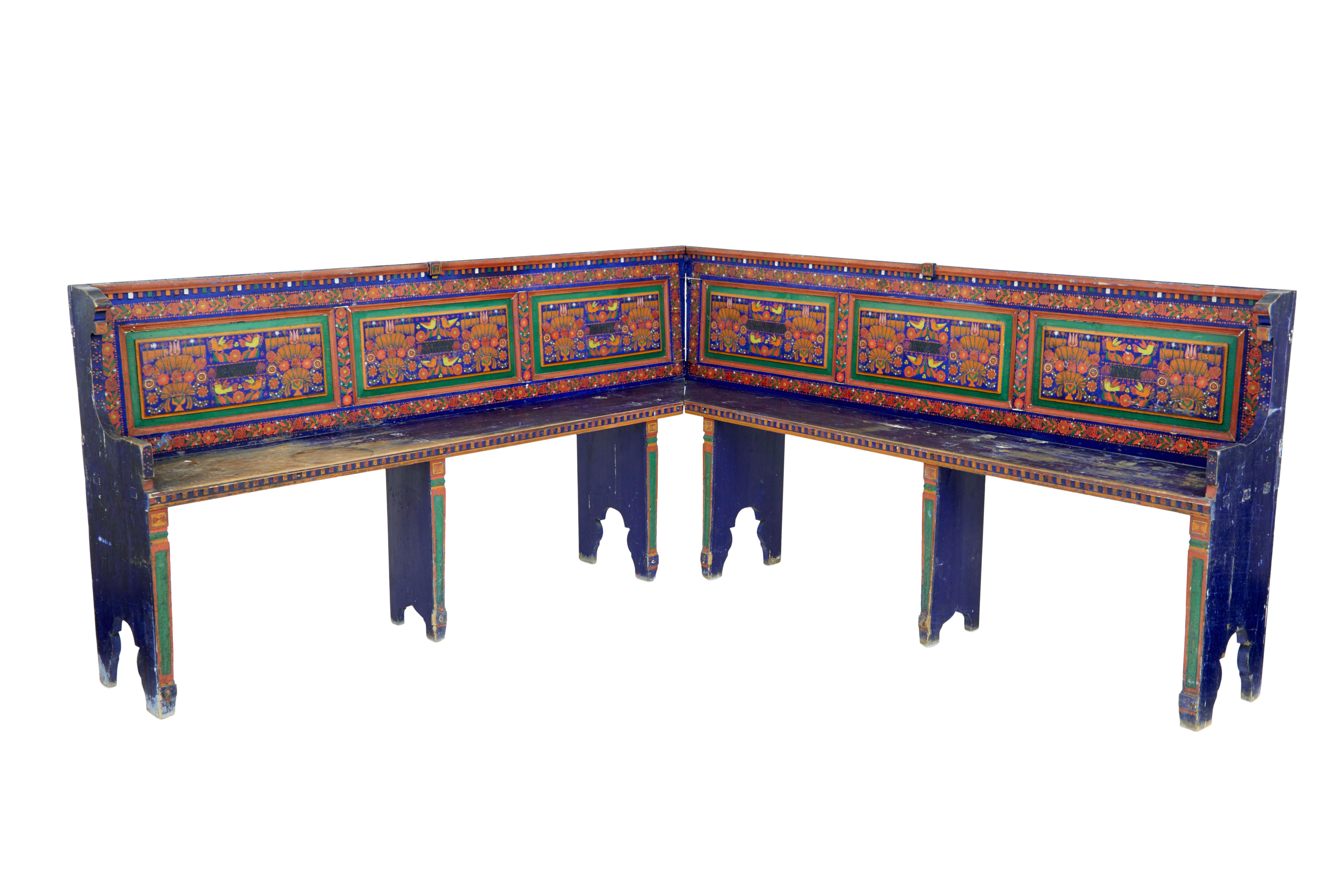 Siège d'angle d'art populaire peint à la main au 19e siècle, vers 1880.

Nous avons le plaisir de vous proposer ce rare meuble traditionnel hongrois, peint à la main en bleu/vert et rouge.

2 bancs s'emboîtent pour former un banc à 90 degrés.  Les