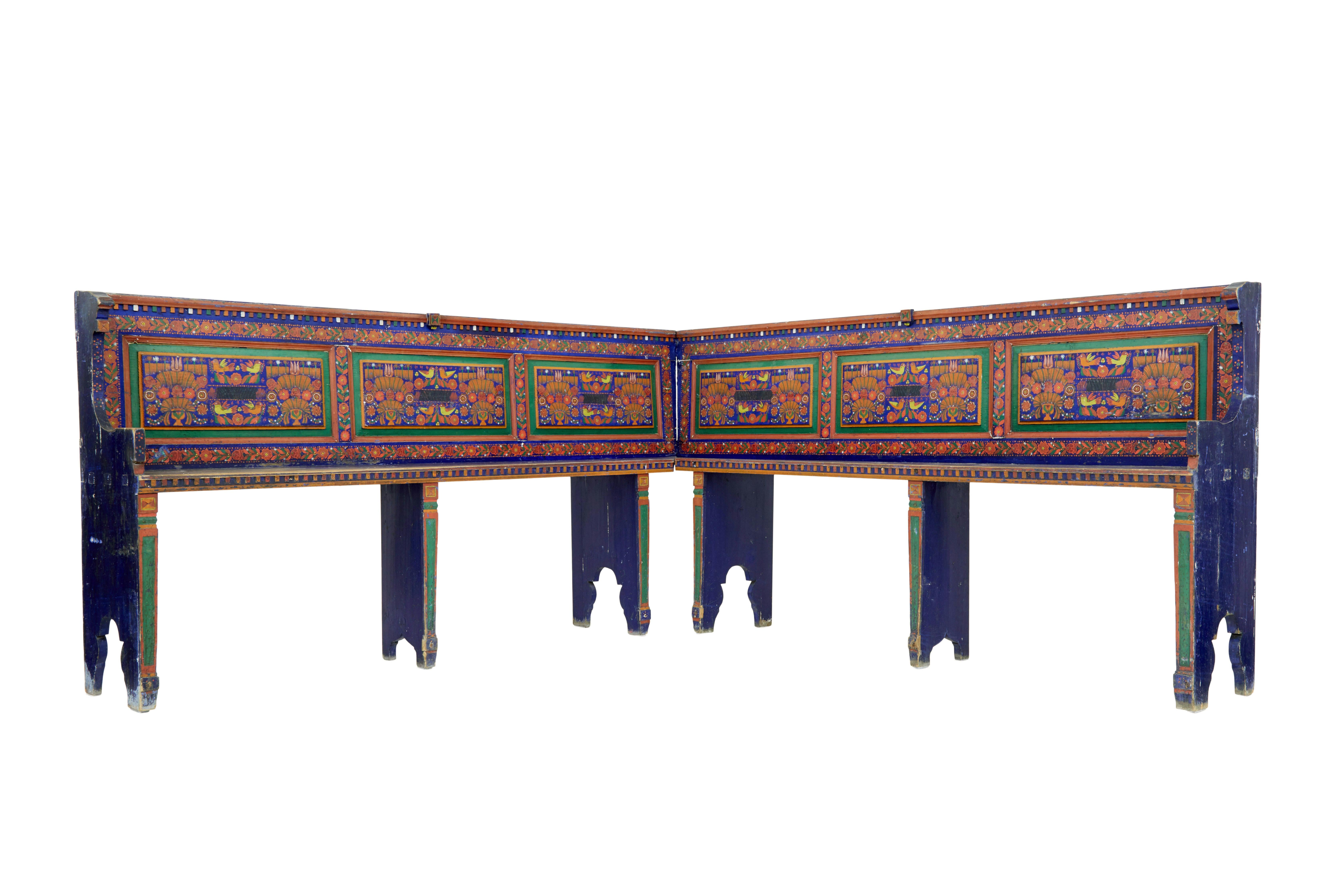 Siège d'angle d'art populaire peint à la main au 19e siècle, vers 1880.

Nous avons le plaisir de vous proposer ce rare meuble traditionnel hongrois, peint à la main en bleu/vert et rouge.

2 bancs s'emboîtent pour former un banc à 90 degrés.  Les