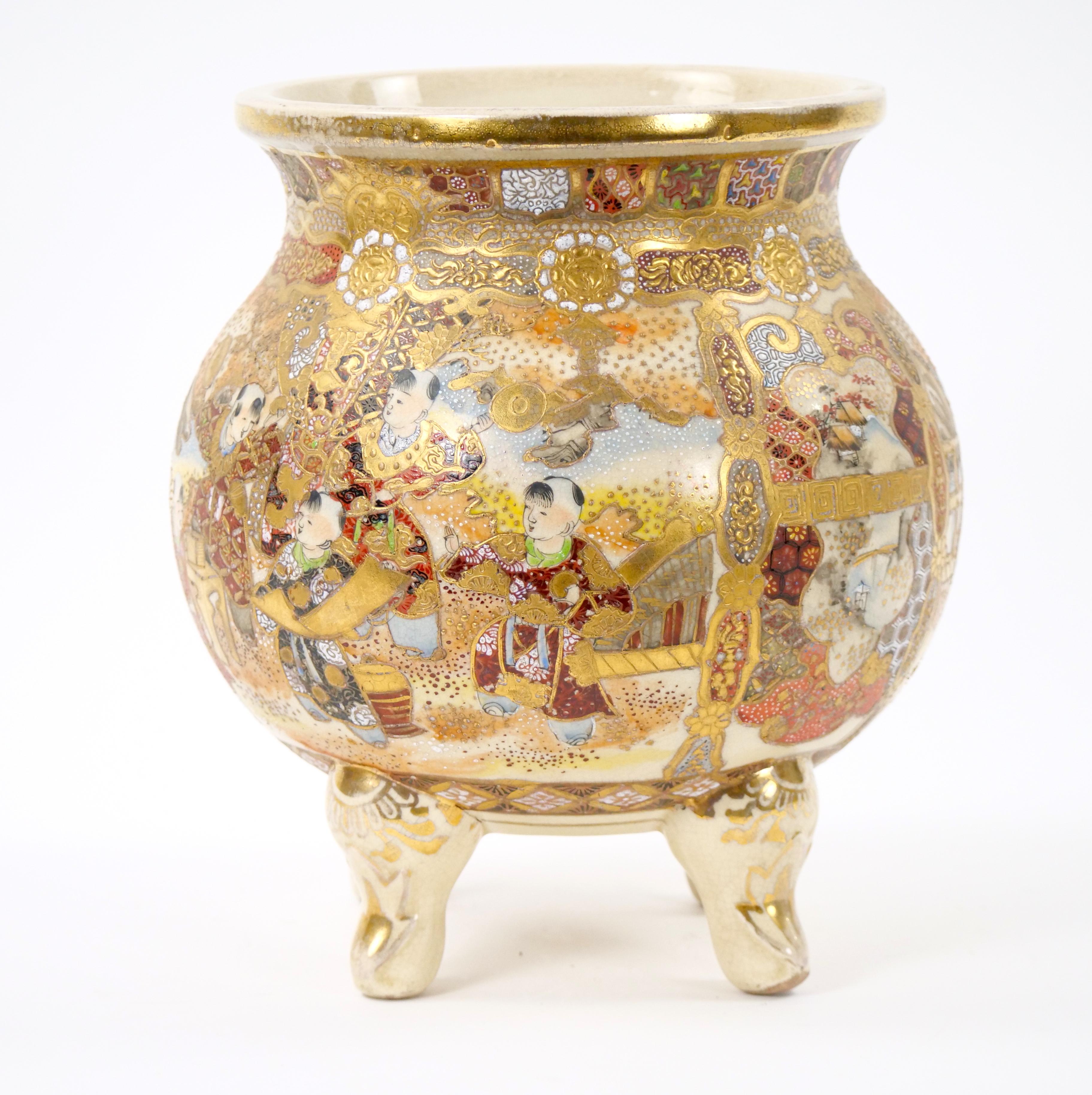 Mit dieser exquisiten handbemalten und vergoldeten Satsuma-Vase mit Fuß tauchen Sie in den Charme des 19. Jahrhunderts ein. Diese sorgfältig gefertigte Vase verkörpert die künstlerische Finesse und das kulturelle Erbe dieser Epoche.
Die handgemalten