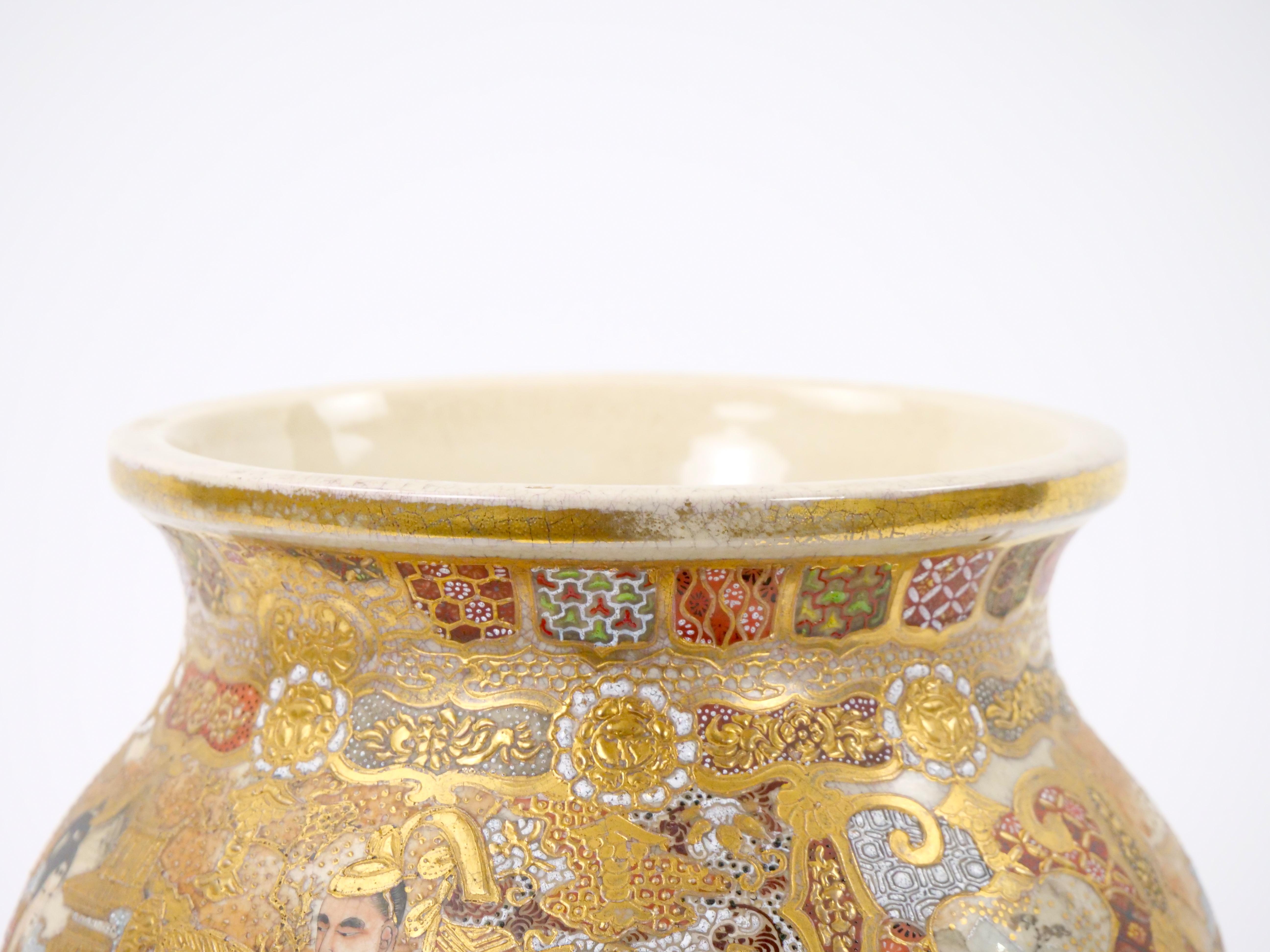 Handbemalte / vergoldete Satsuma-Vase mit Fuß aus dem 19. Jahrhundert (Vergoldet) im Angebot