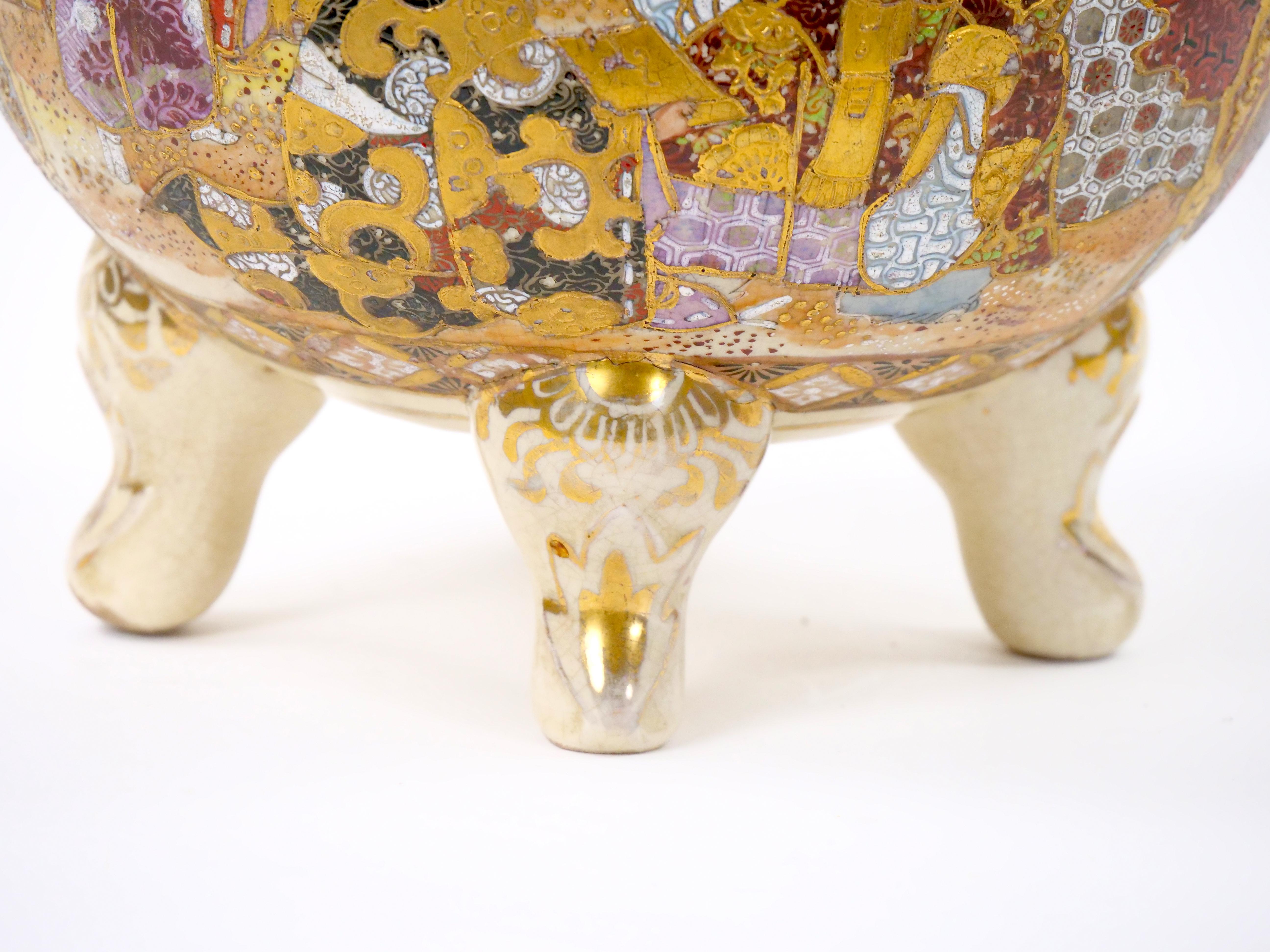 Handbemalte / vergoldete Satsuma-Vase mit Fuß aus dem 19. Jahrhundert (Gold) im Angebot