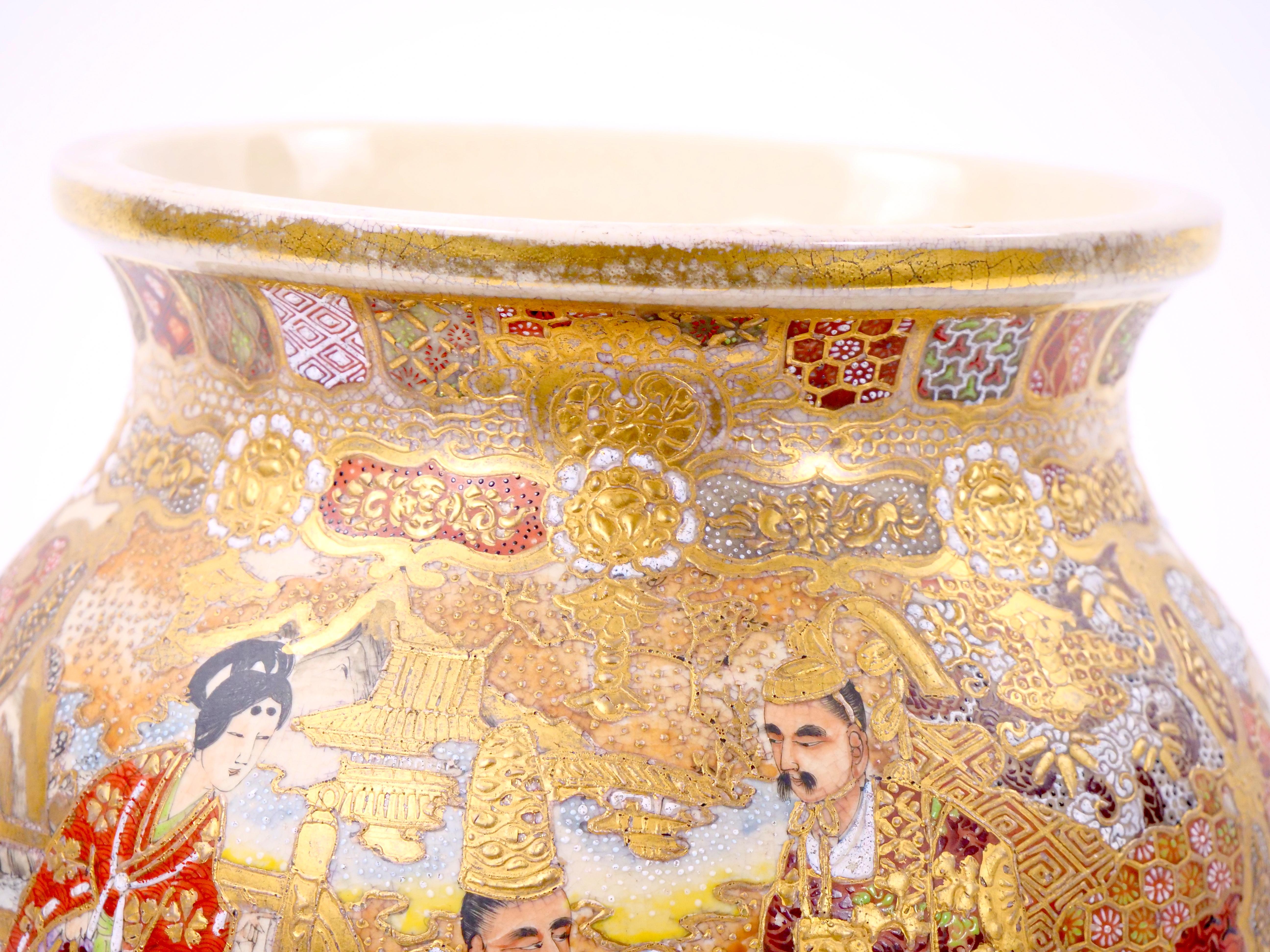 Handbemalte / vergoldete Satsuma-Vase mit Fuß aus dem 19. Jahrhundert im Angebot 1