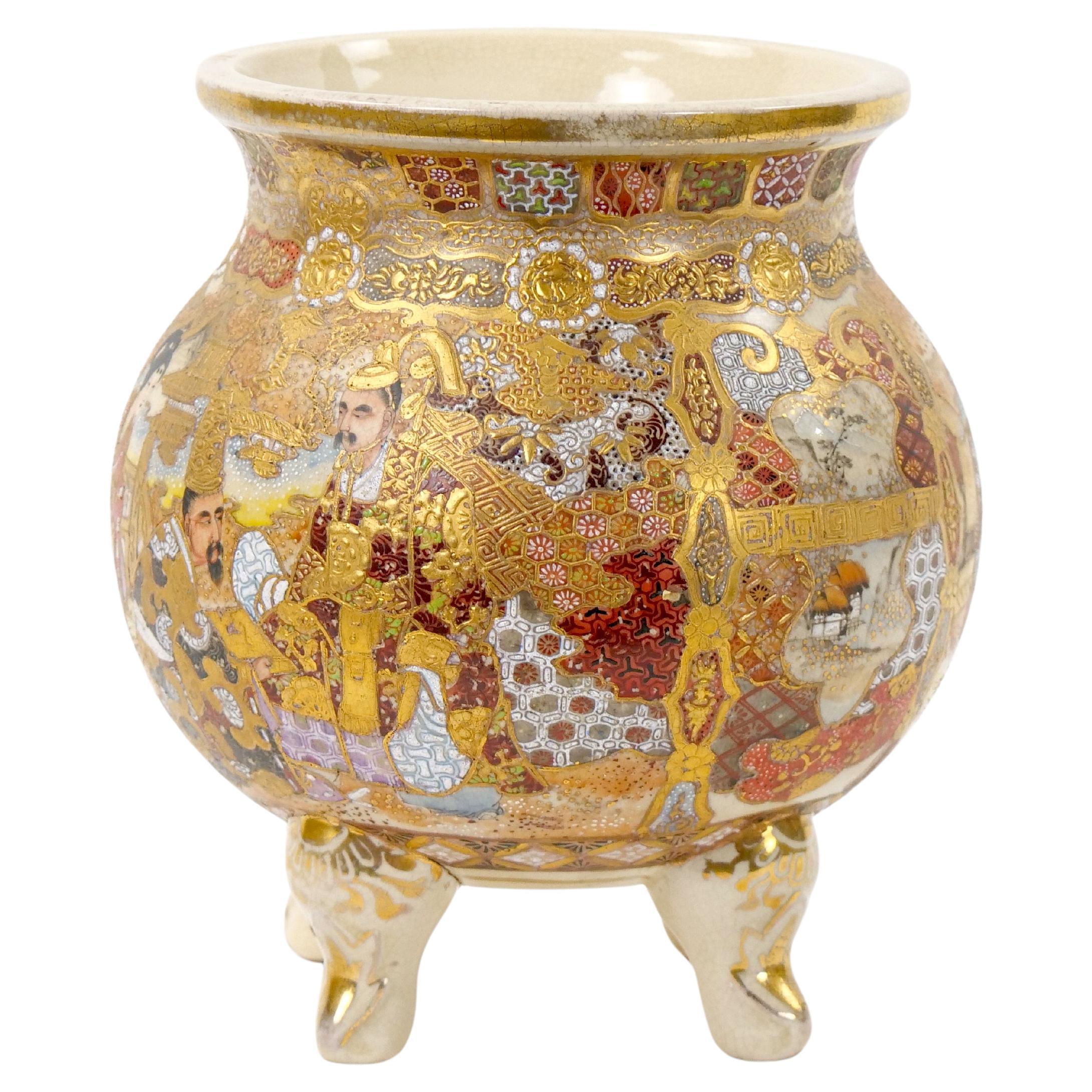 Handbemalte / vergoldete Satsuma-Vase mit Fuß aus dem 19. Jahrhundert