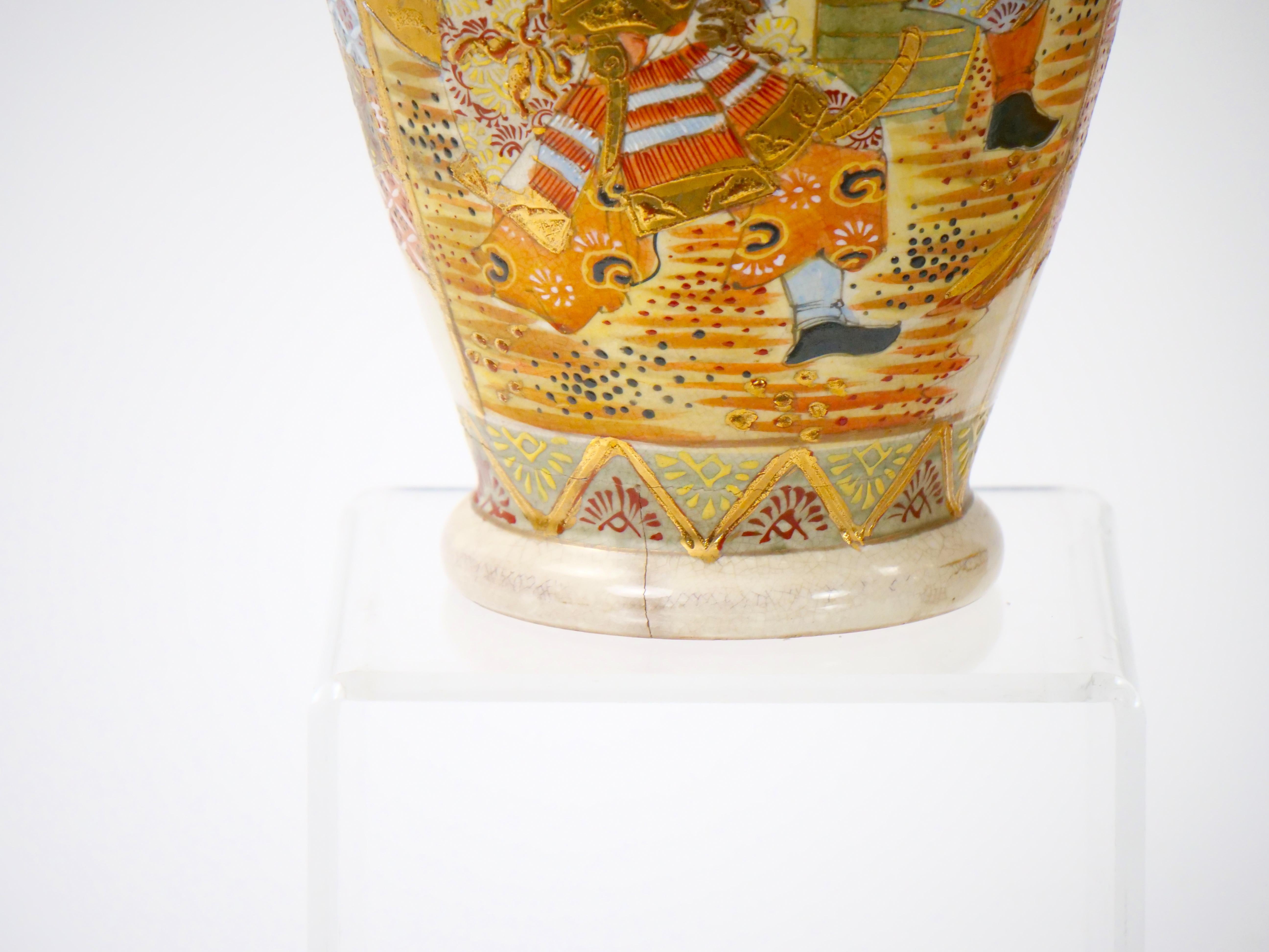 Jarrón Pareja Satsuma de Porcelana Dorada / Pintada a Mano del Siglo XIX en venta 5