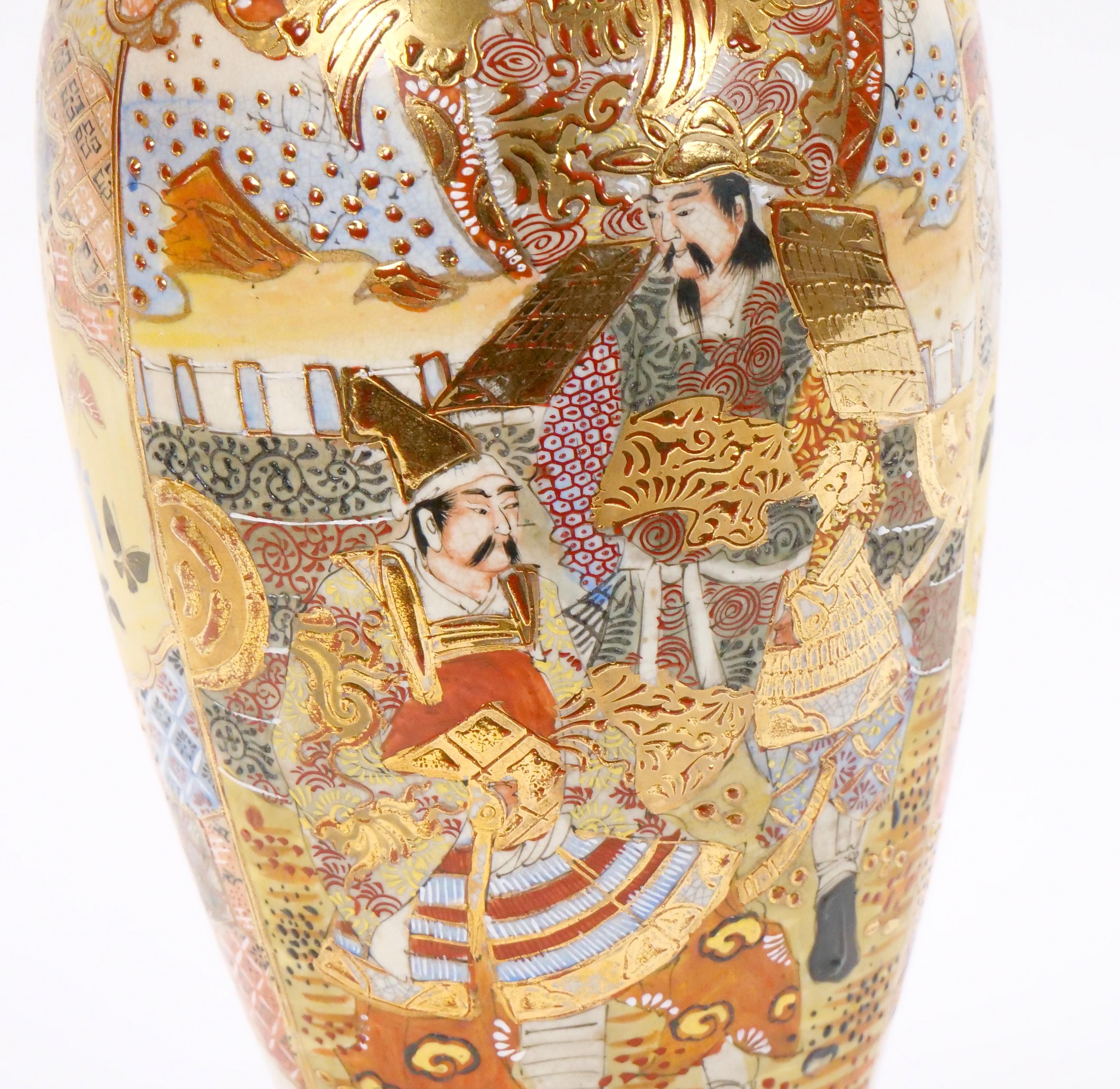 Jarrón Pareja Satsuma de Porcelana Dorada / Pintada a Mano del Siglo XIX en venta 6
