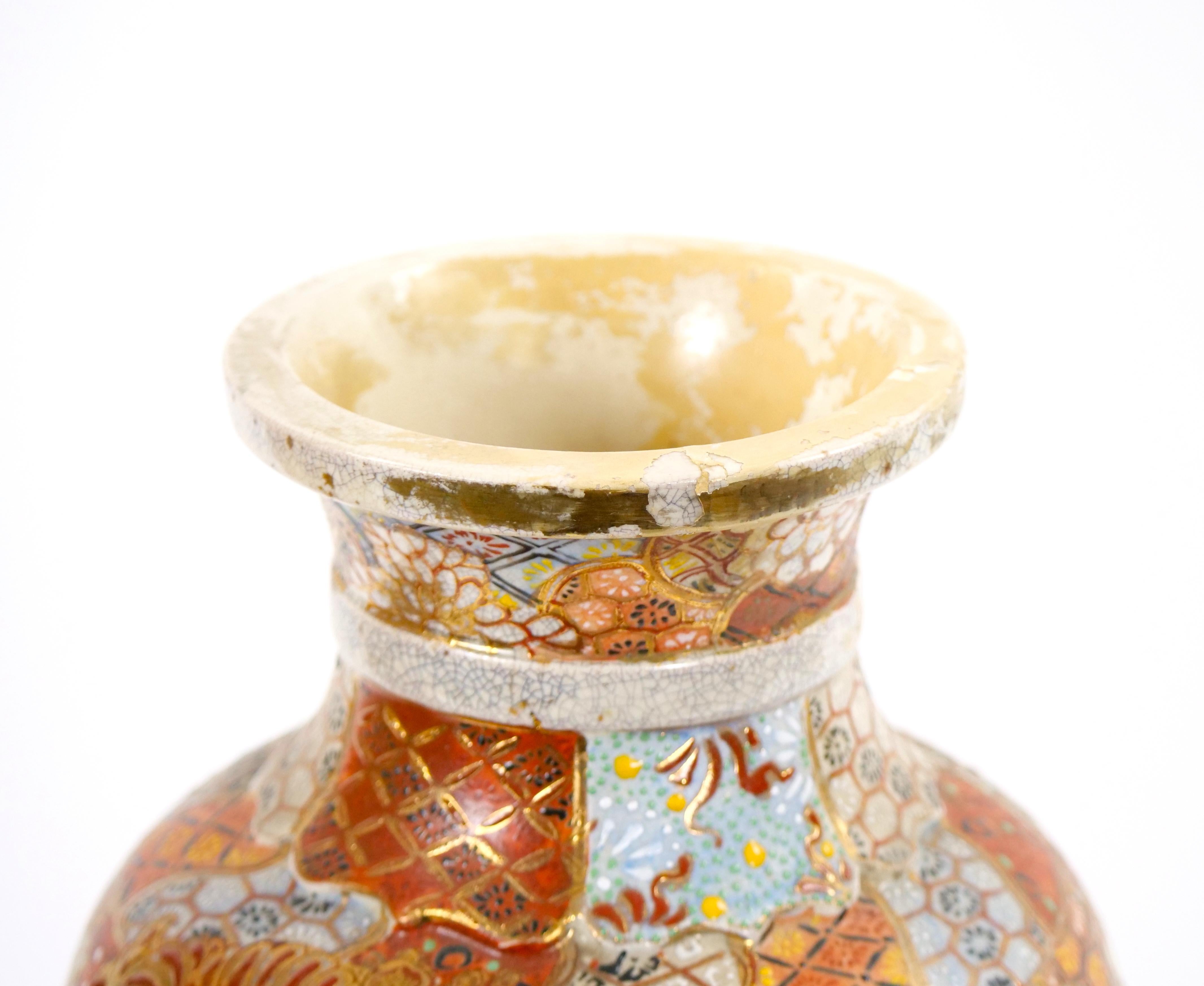 Jarrón Pareja Satsuma de Porcelana Dorada / Pintada a Mano del Siglo XIX en venta 8