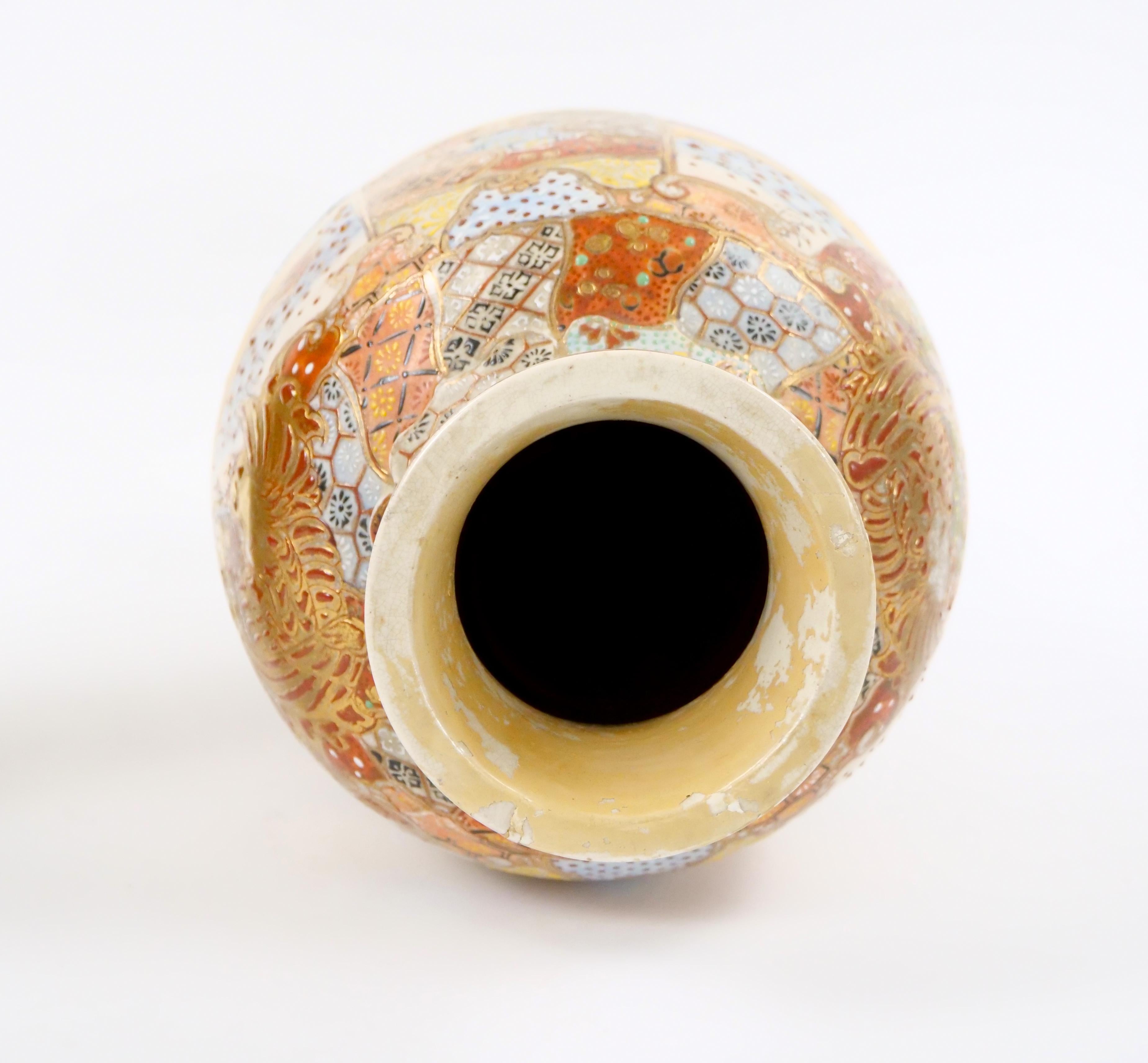 Jarrón Pareja Satsuma de Porcelana Dorada / Pintada a Mano del Siglo XIX en venta 9