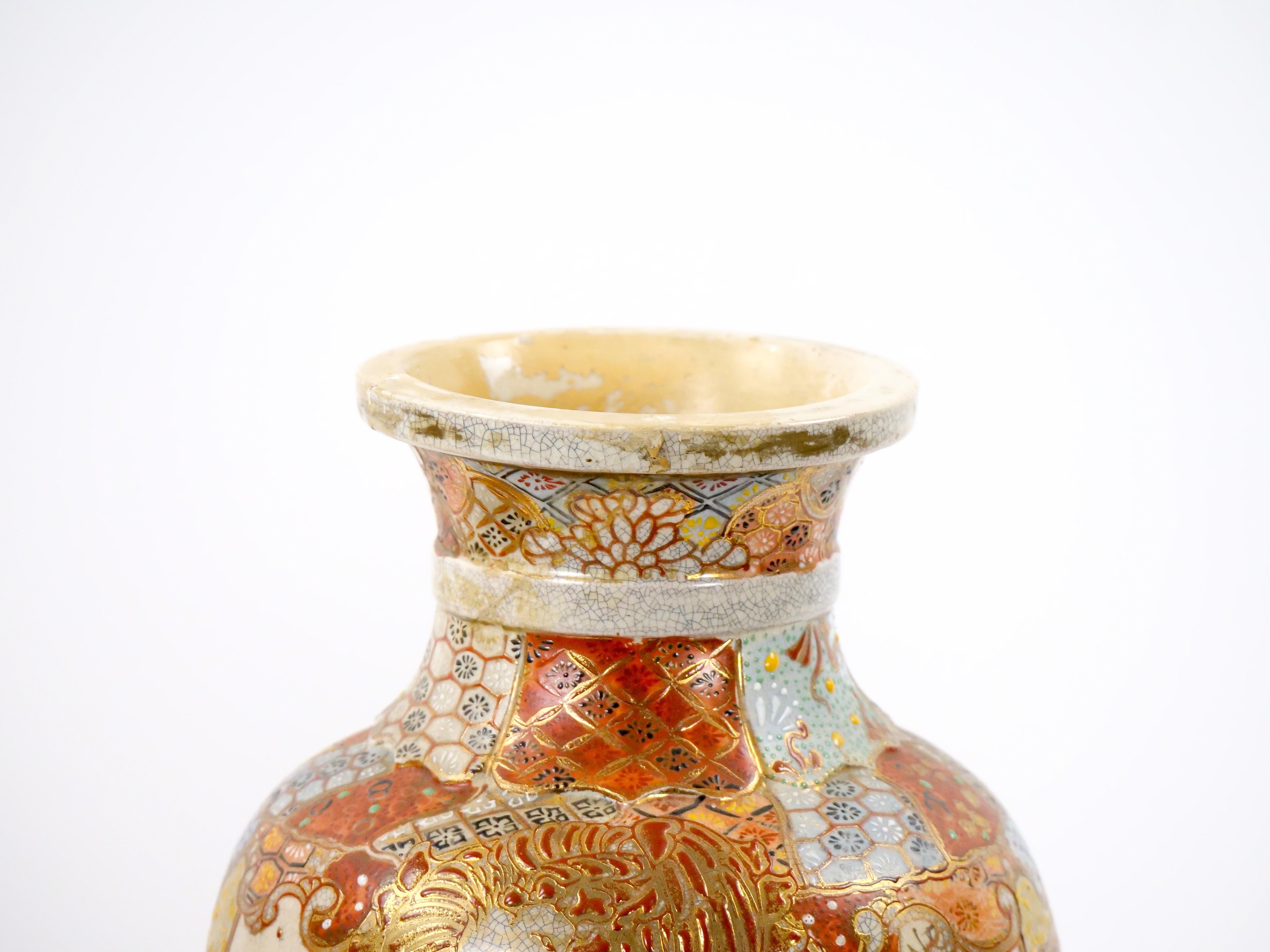 Doré Vase en porcelaine de Satsuma peint à la main et doré au 19e siècle en vente
