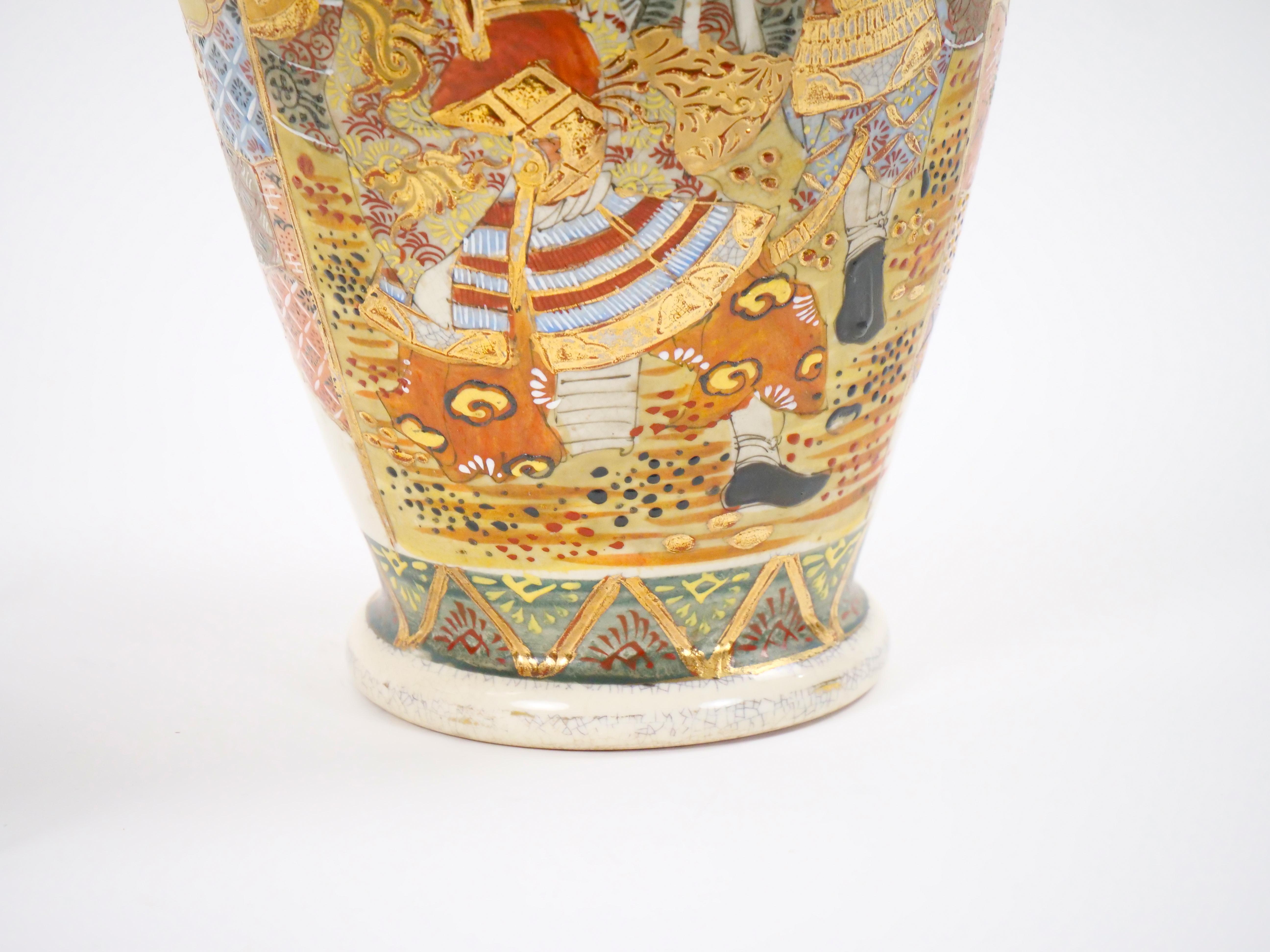 Jarrón Pareja Satsuma de Porcelana Dorada / Pintada a Mano del Siglo XIX en Bueno estado para la venta en Tarry Town, NY