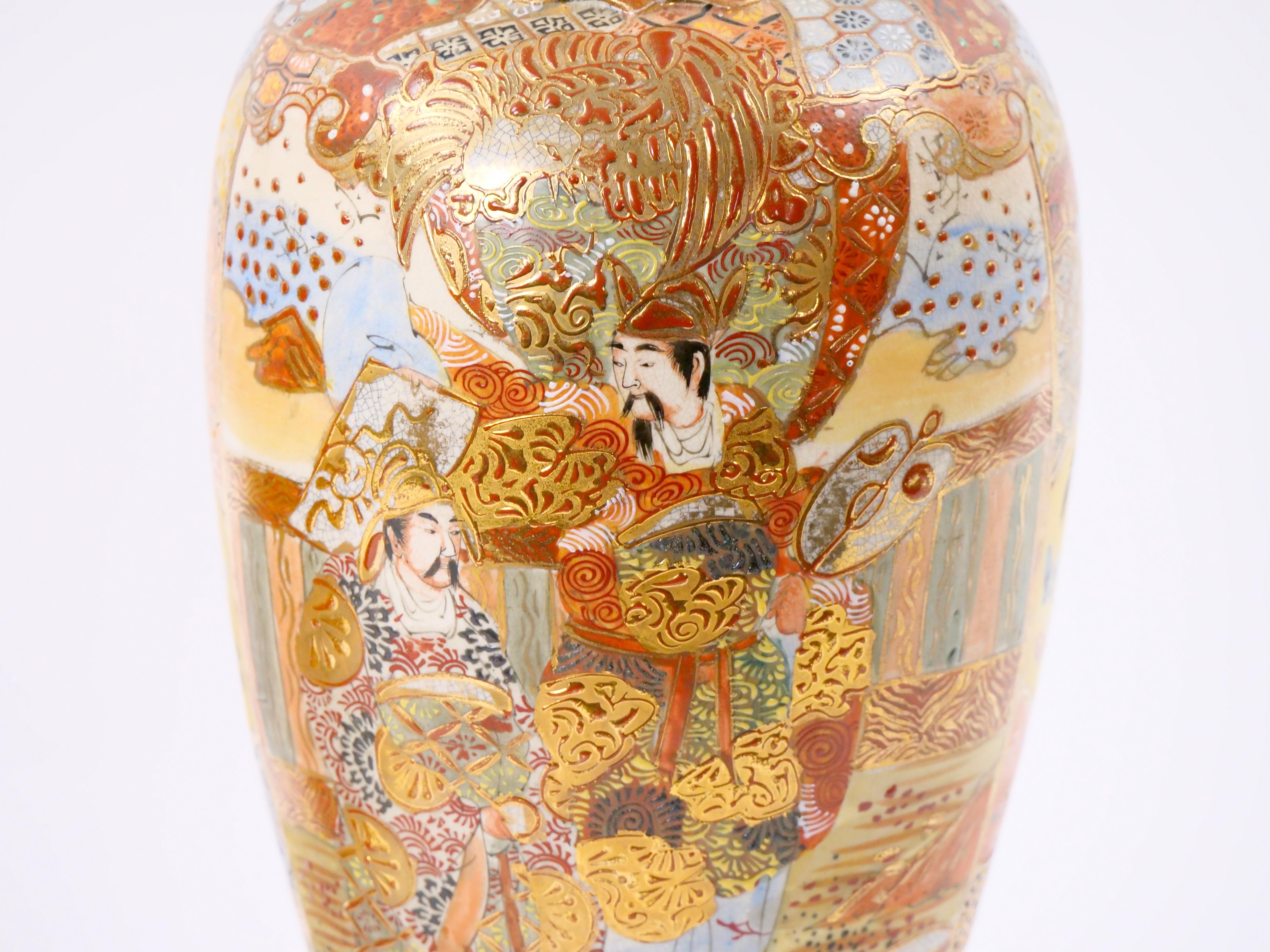 Jarrón Pareja Satsuma de Porcelana Dorada / Pintada a Mano del Siglo XIX Oro en venta