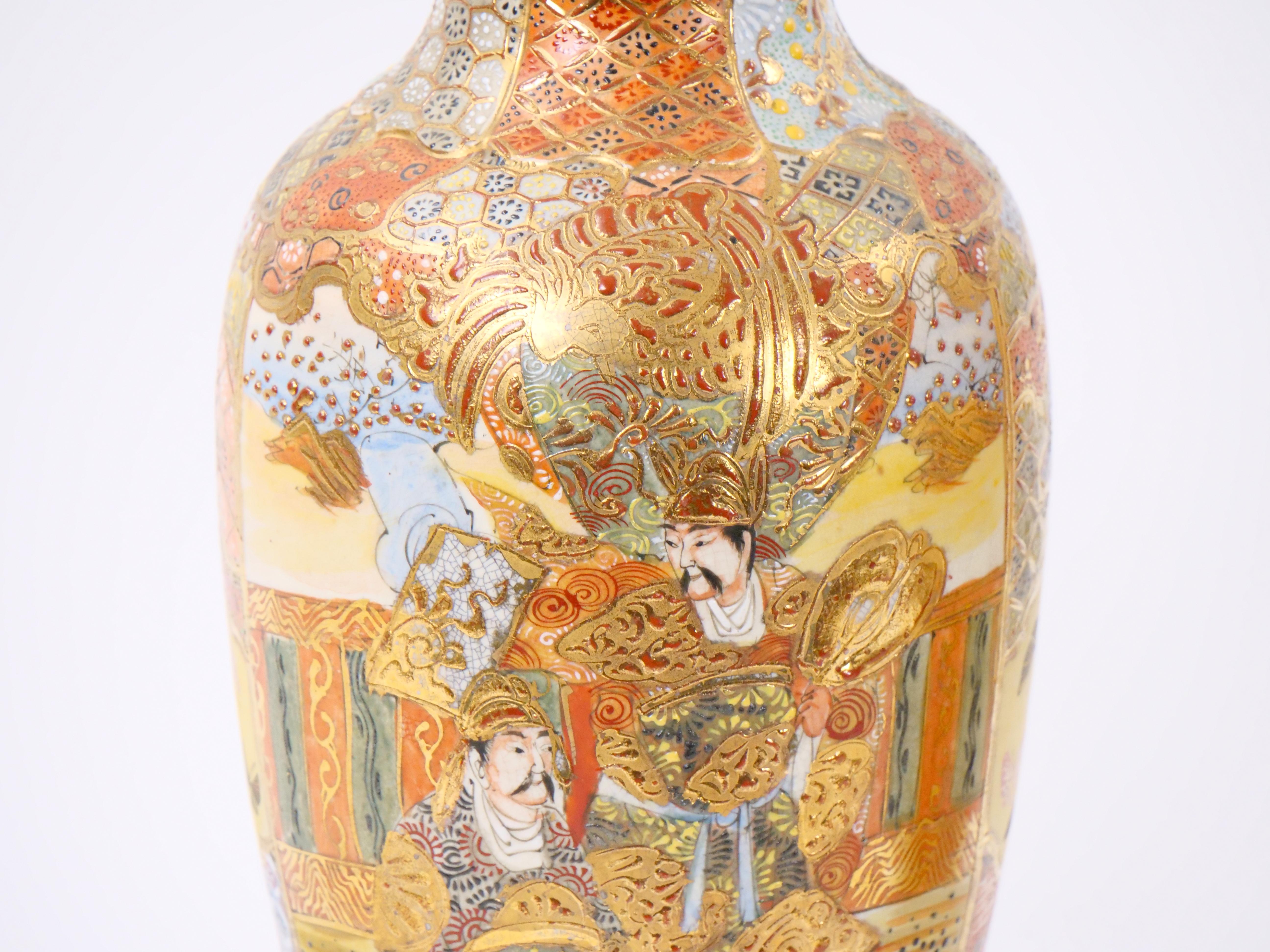 Jarrón Pareja Satsuma de Porcelana Dorada / Pintada a Mano del Siglo XIX en venta 1