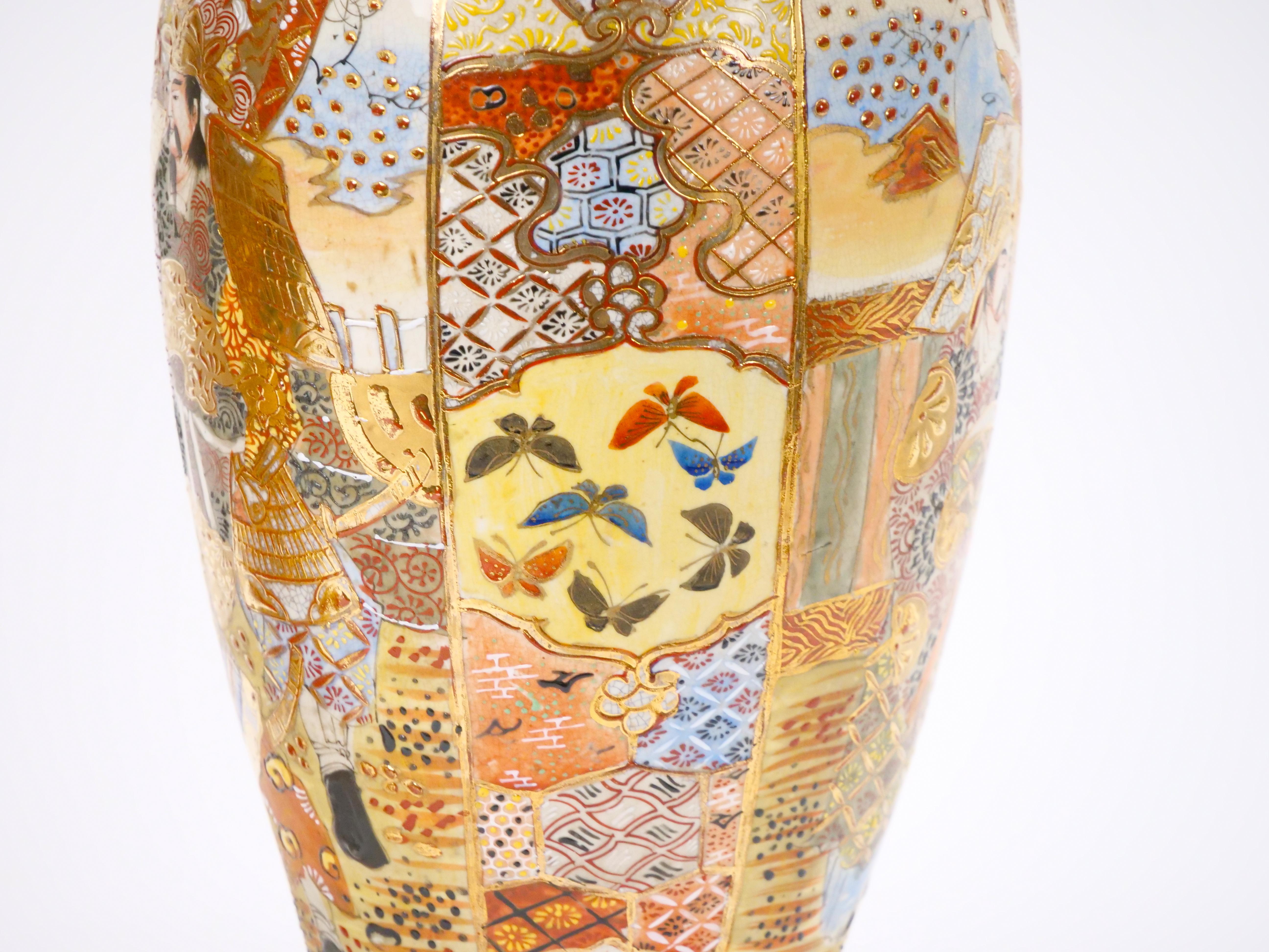Jarrón Pareja Satsuma de Porcelana Dorada / Pintada a Mano del Siglo XIX en venta 2