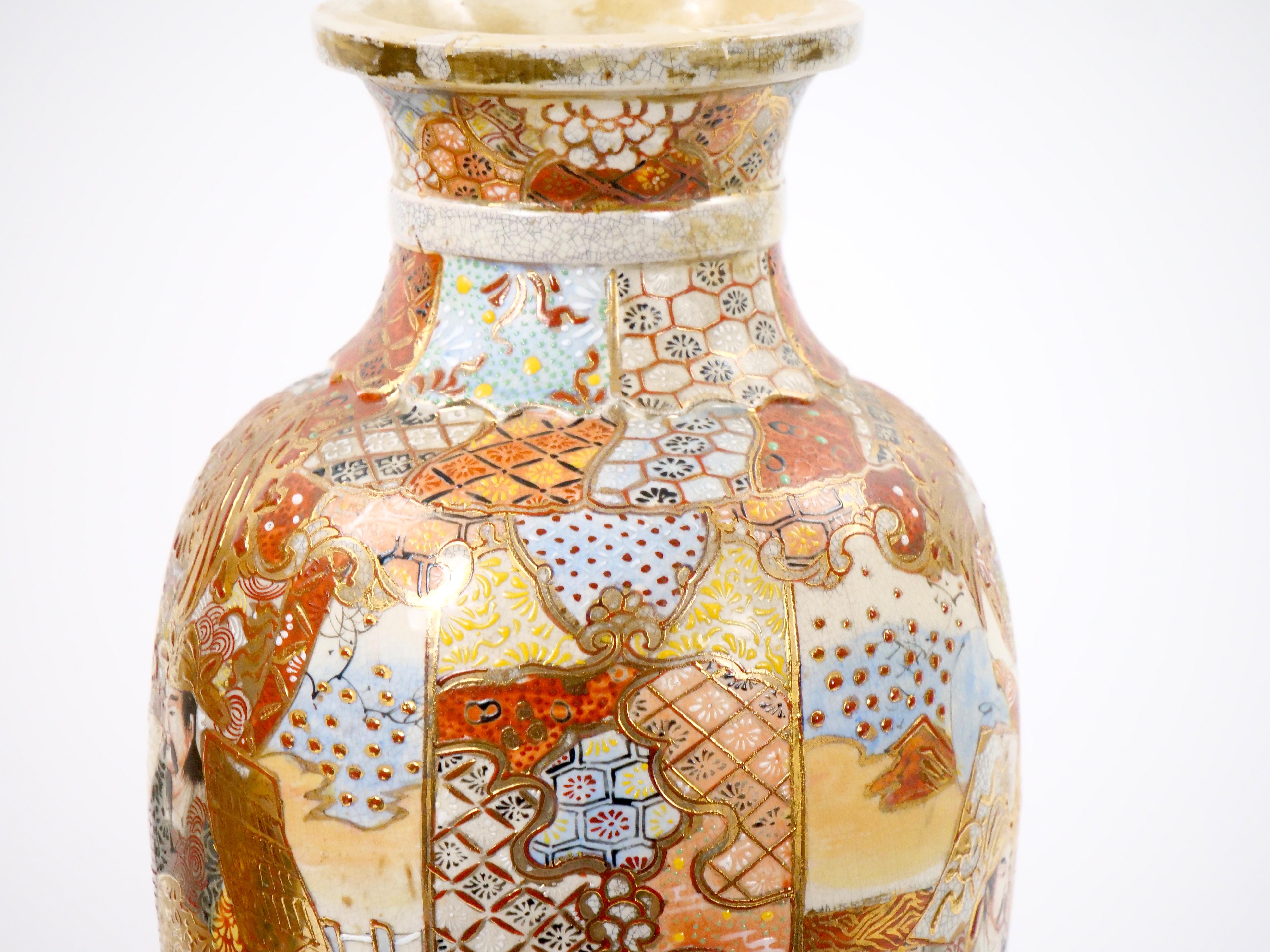 Jarrón Pareja Satsuma de Porcelana Dorada / Pintada a Mano del Siglo XIX en venta 3