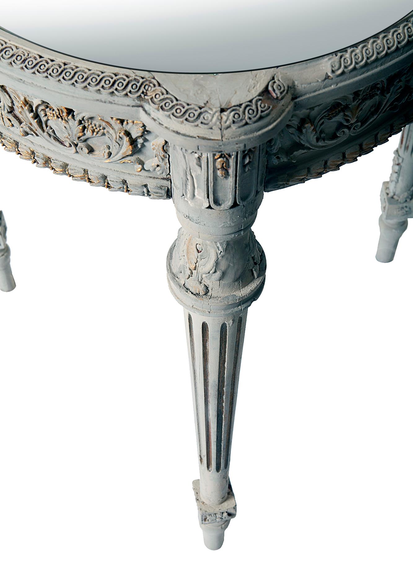 Européen Table ovale de style Guéridon peinte à la main au 19ème siècle avec plateau en miroir en vente