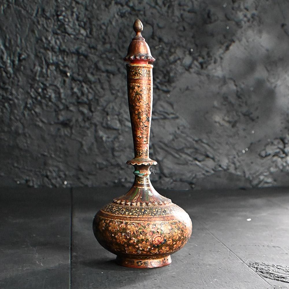 Vaso Kashmiri dipinto a mano del XIX secolo 
 
Un elegante vaso kashmiro dipinto a mano della fine del XIX secolo. Ricoperto da intricati fiori dipinti e forme geometriche. Costruito in gesso su pino e tipico dello stile artistico del Kashmir del