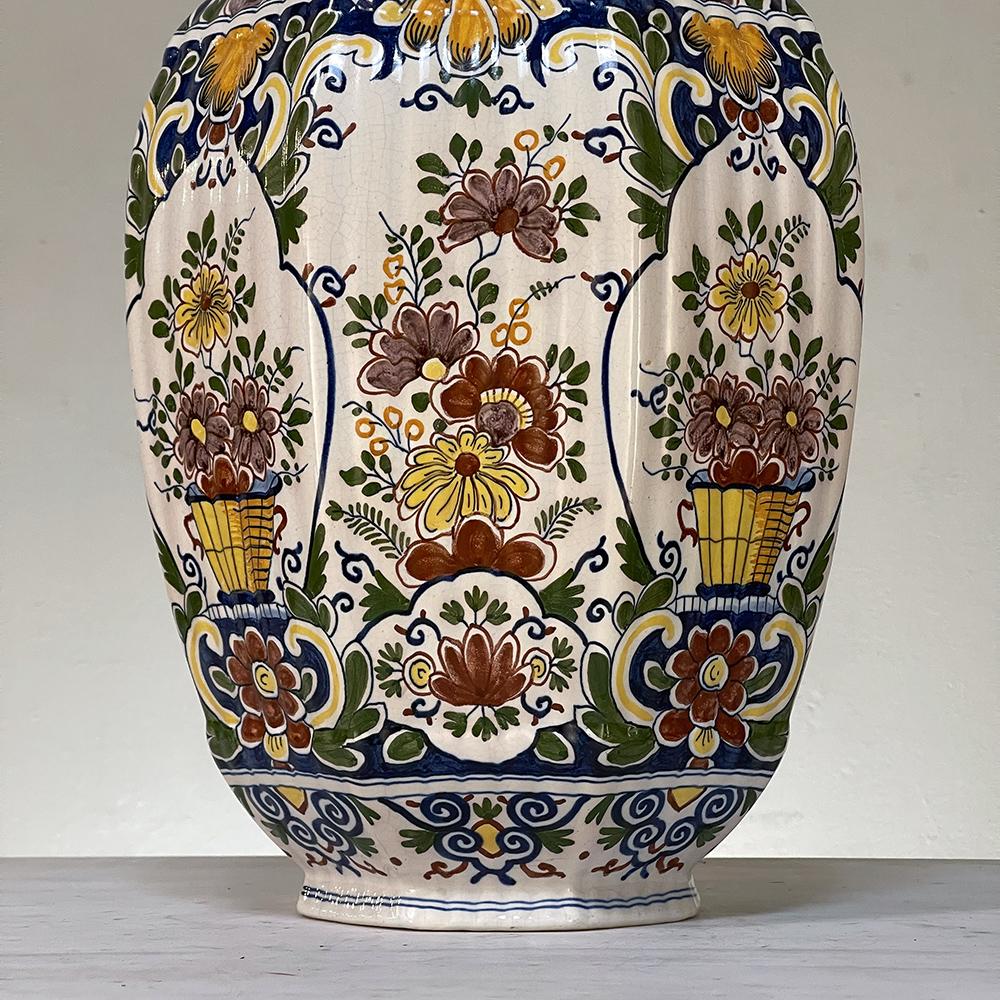 Urne à couvercle peinte à la main du 19ème siècle de Rouen en vente 5