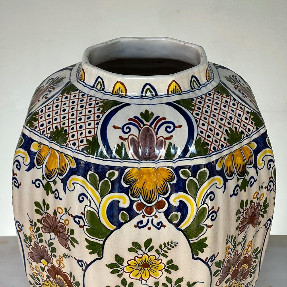 XIXe siècle Urne à couvercle peinte à la main du 19ème siècle de Rouen en vente