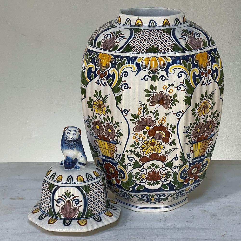 Poterie Urne à couvercle peinte à la main du 19ème siècle de Rouen en vente