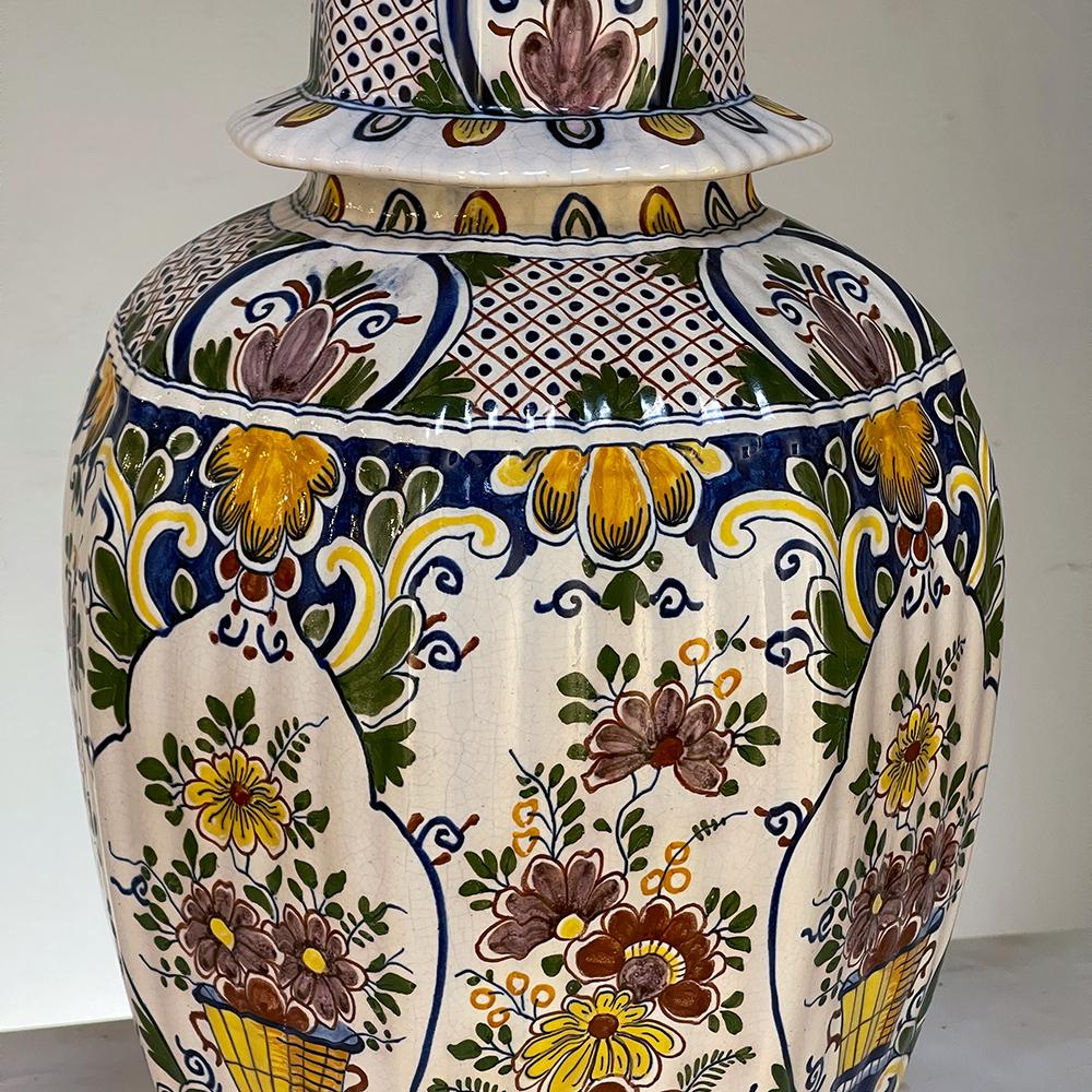 Urne à couvercle peinte à la main du 19ème siècle de Rouen en vente 1