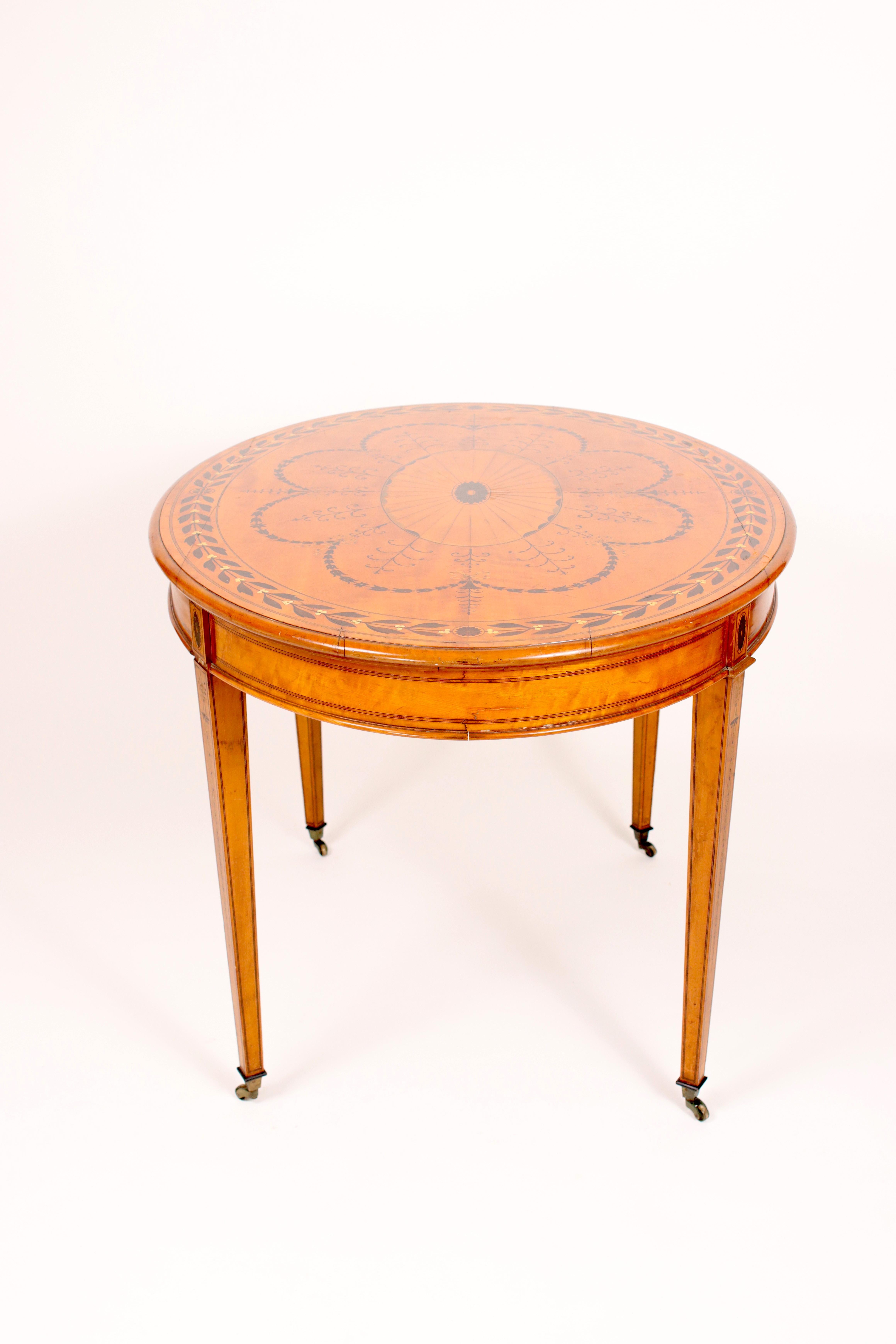Incrusté Table centrale victorienne ovale européenne en bois de satin clair peinte à la main du 19ème siècle en vente