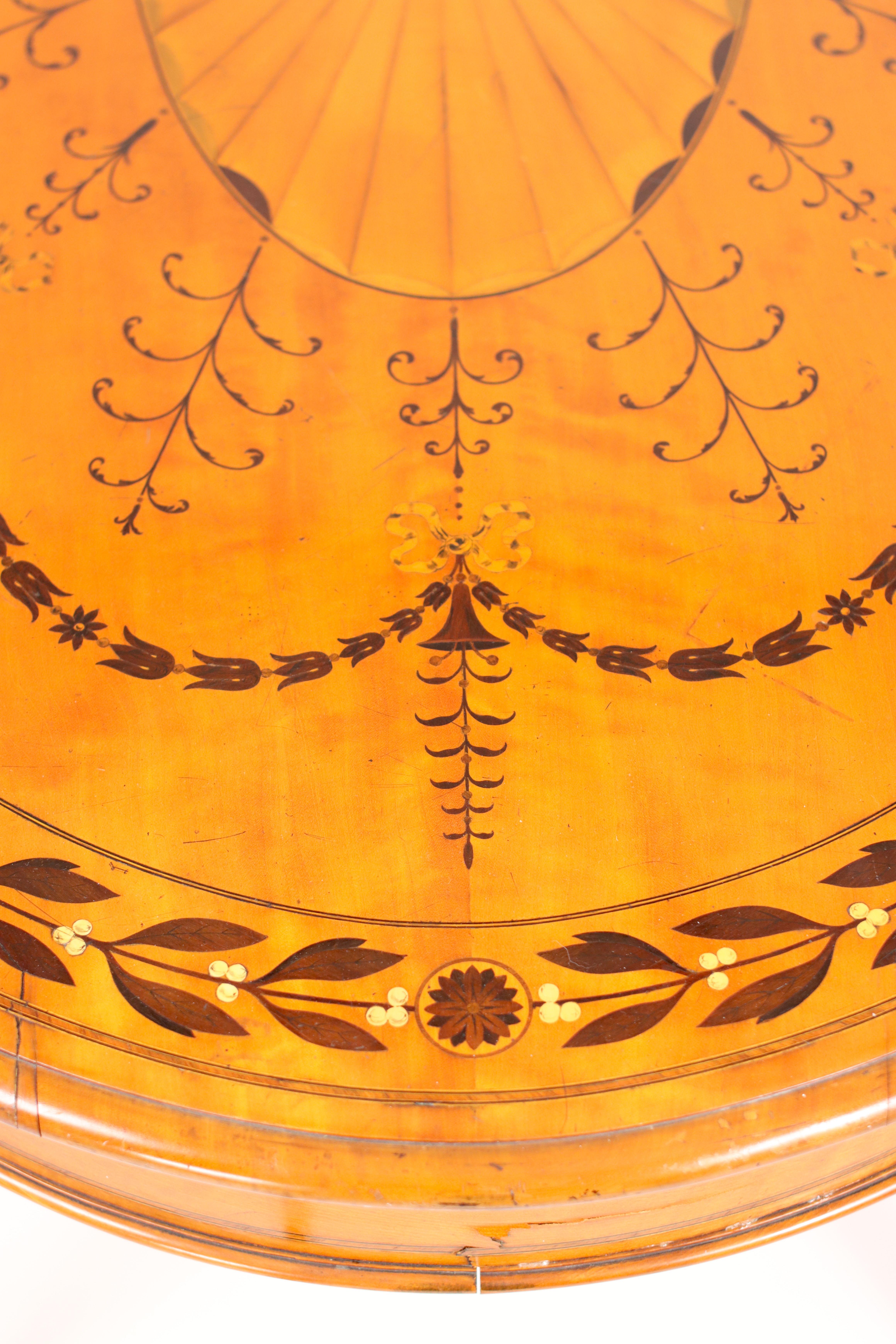 Citronnier Table centrale victorienne ovale européenne en bois de satin clair peinte à la main du 19ème siècle en vente