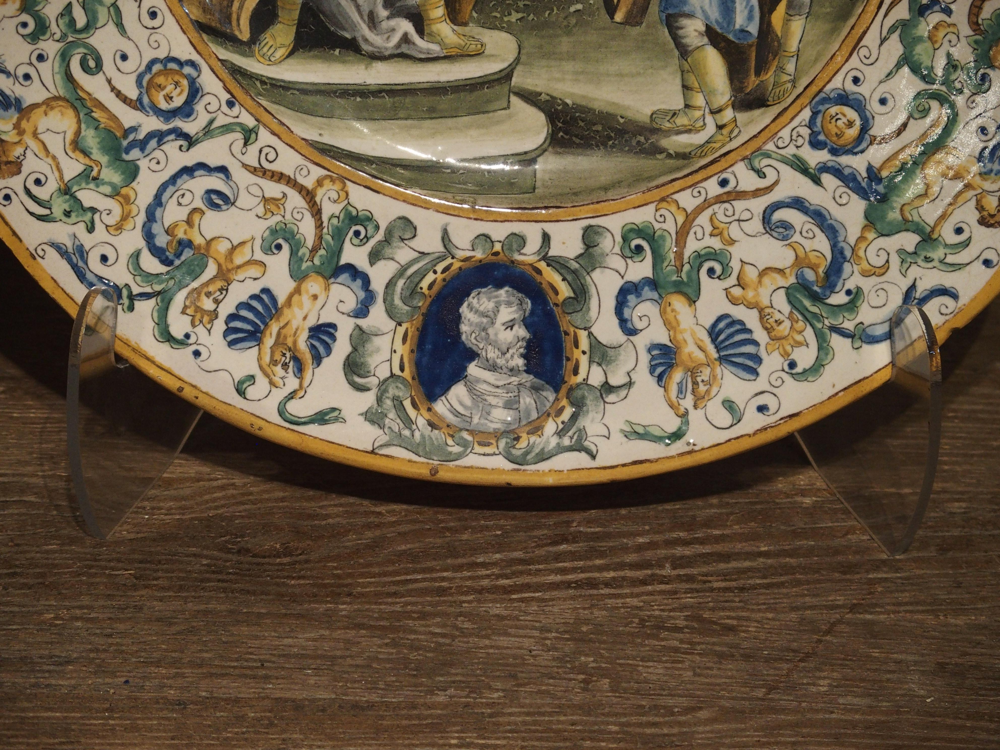 Plato de mayólica italiana del siglo XIX pintado a mano en venta 1