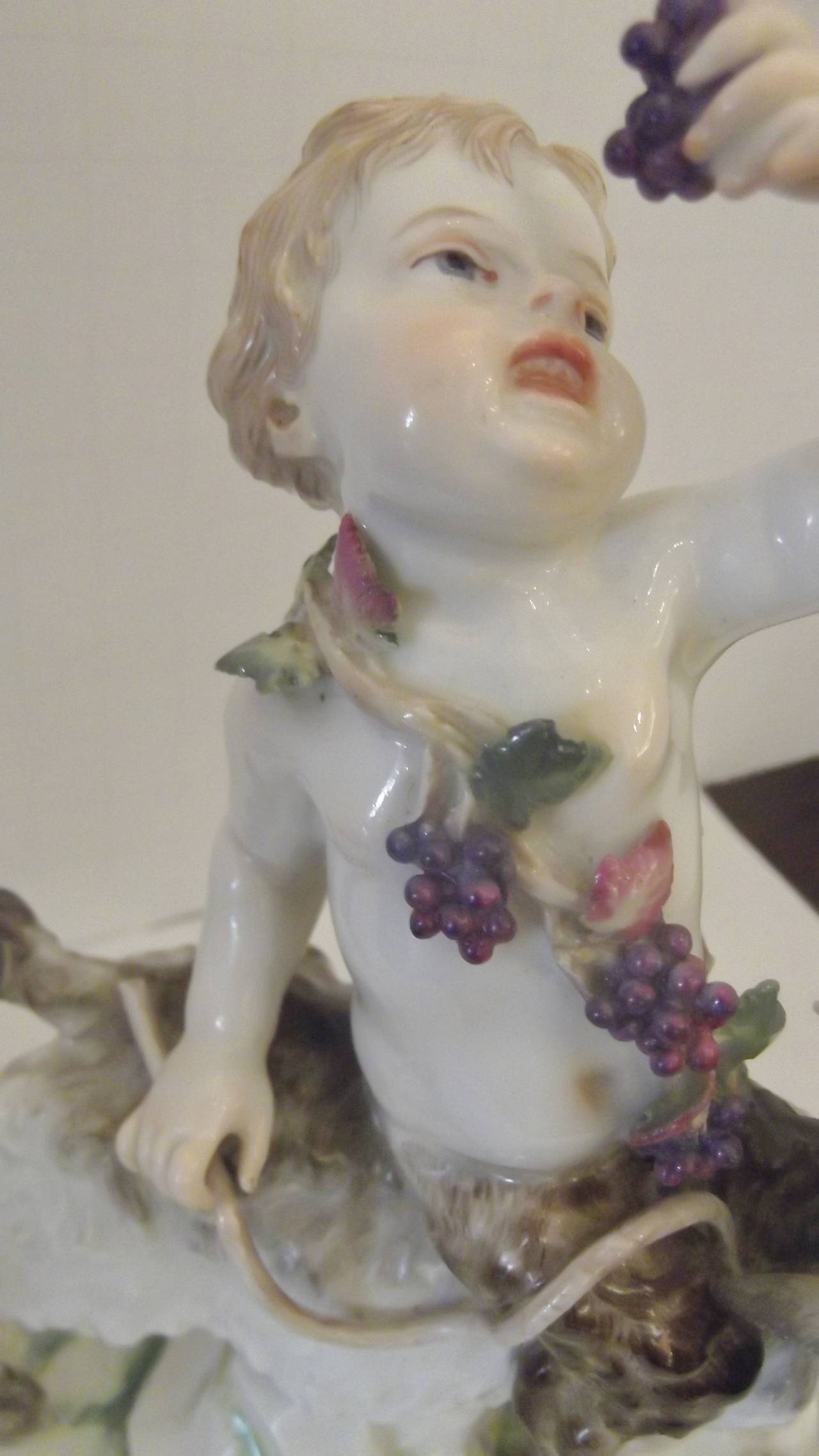 Exceptionnelle figure en porcelaine de Meissen représentant une Putti-Satyr bacchanale chevauchant une chèvre.
Chérubin fantaisiste tenant des raisins avec des vignes entrelacées. Toutes les pièces sont peintes à la main et fabriquées selon la