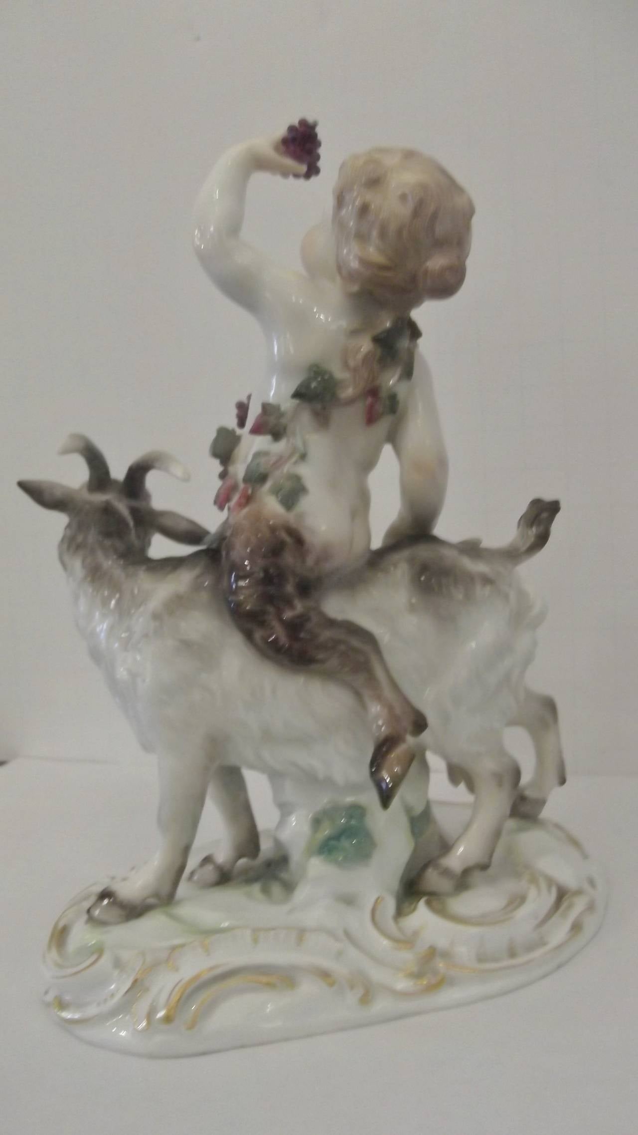 Allemand Figure de satyre et de chèvre en porcelaine de Meissen peinte à la main au 19e siècle