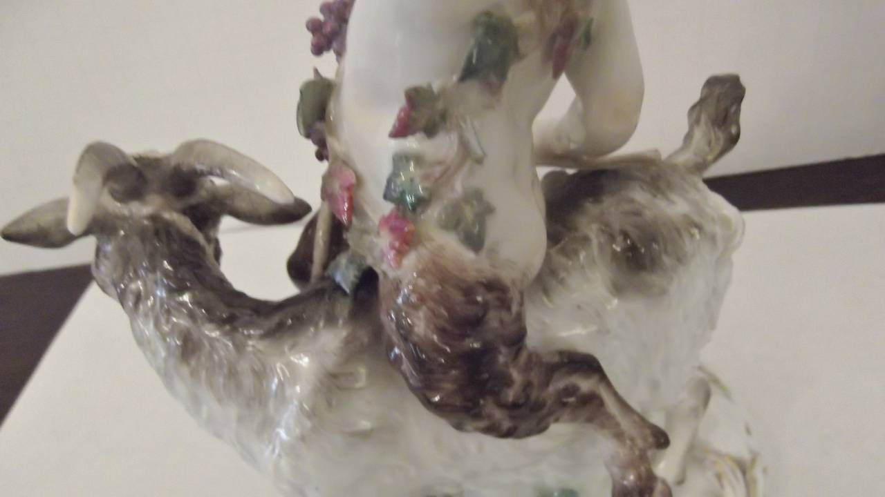 Peint à la main Figure de satyre et de chèvre en porcelaine de Meissen peinte à la main au 19e siècle
