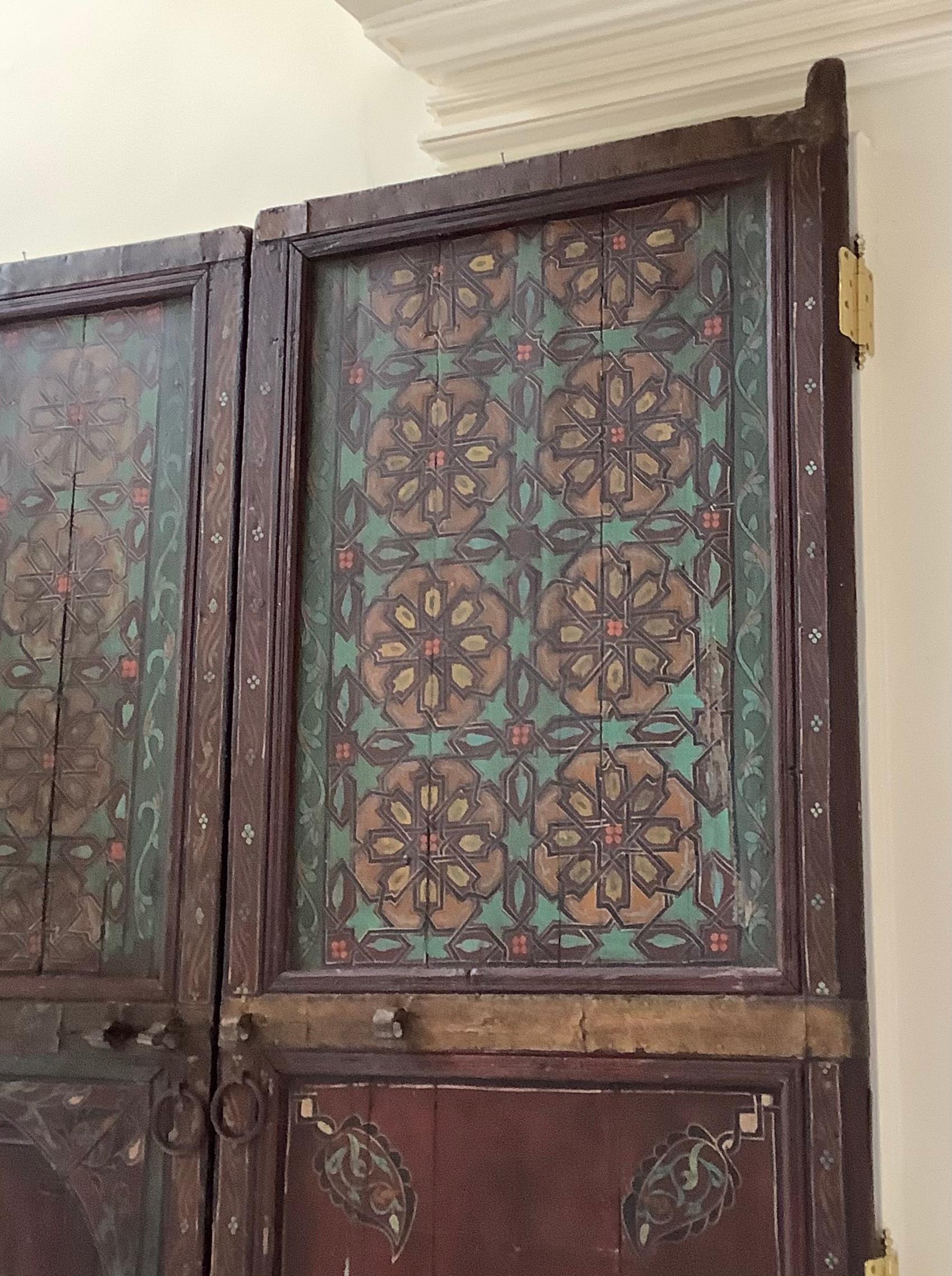 Portes doubles marocaines anciennes peintes à la main du 19ème siècle en vente 2