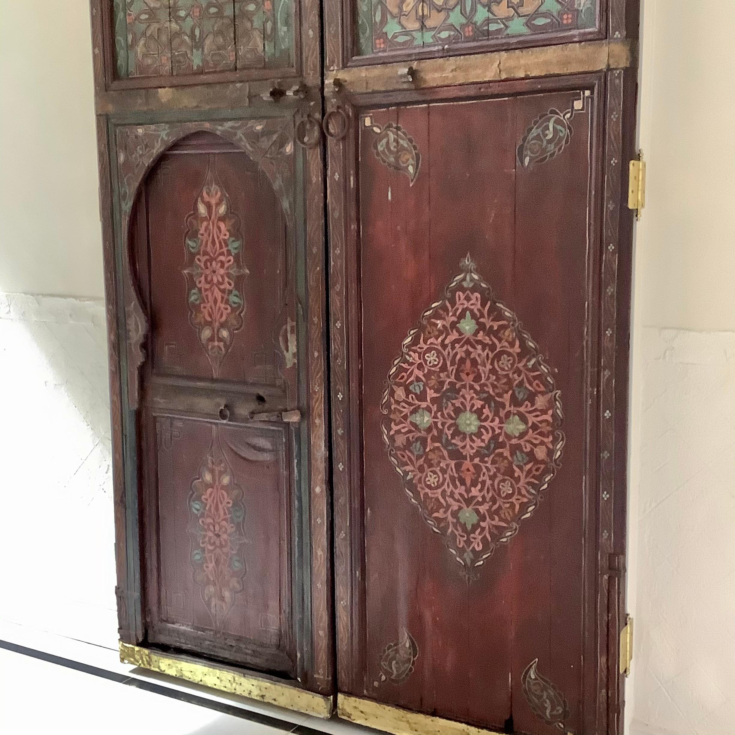 Portes doubles marocaines anciennes peintes à la main du 19ème siècle en vente 3