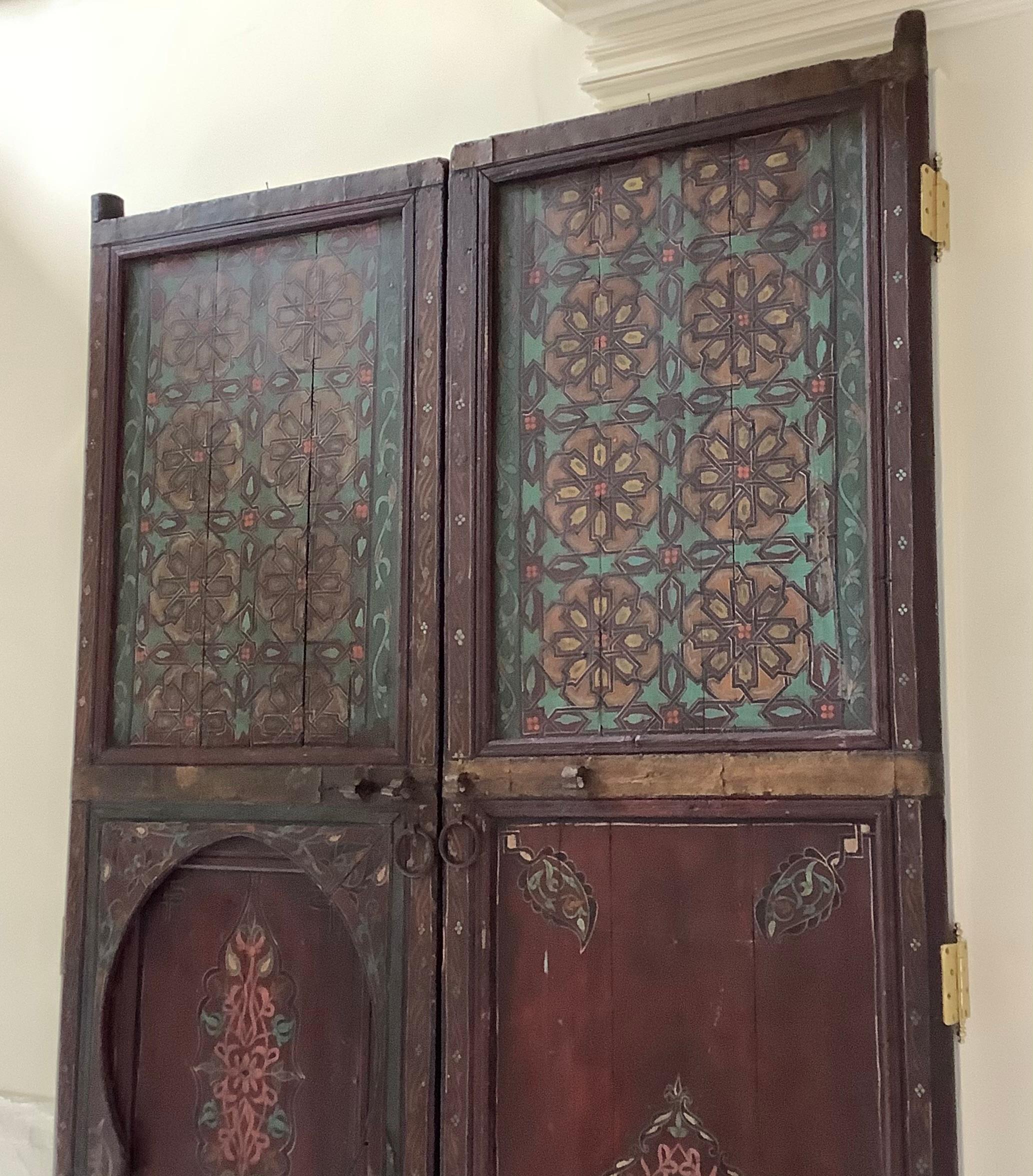 Portes doubles marocaines anciennes peintes à la main du 19ème siècle en vente 7