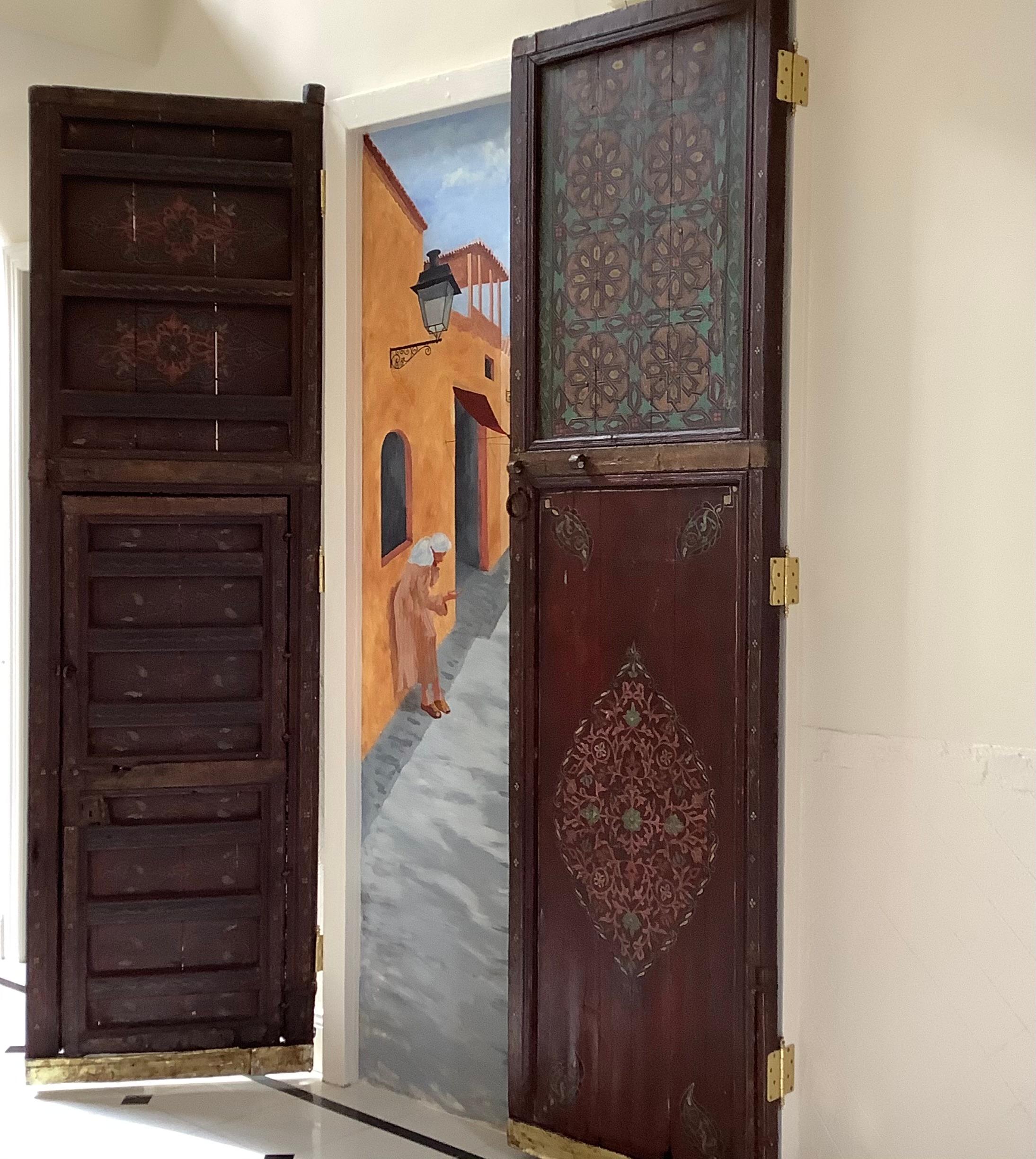 Portes doubles marocaines anciennes peintes à la main du 19ème siècle en vente 1