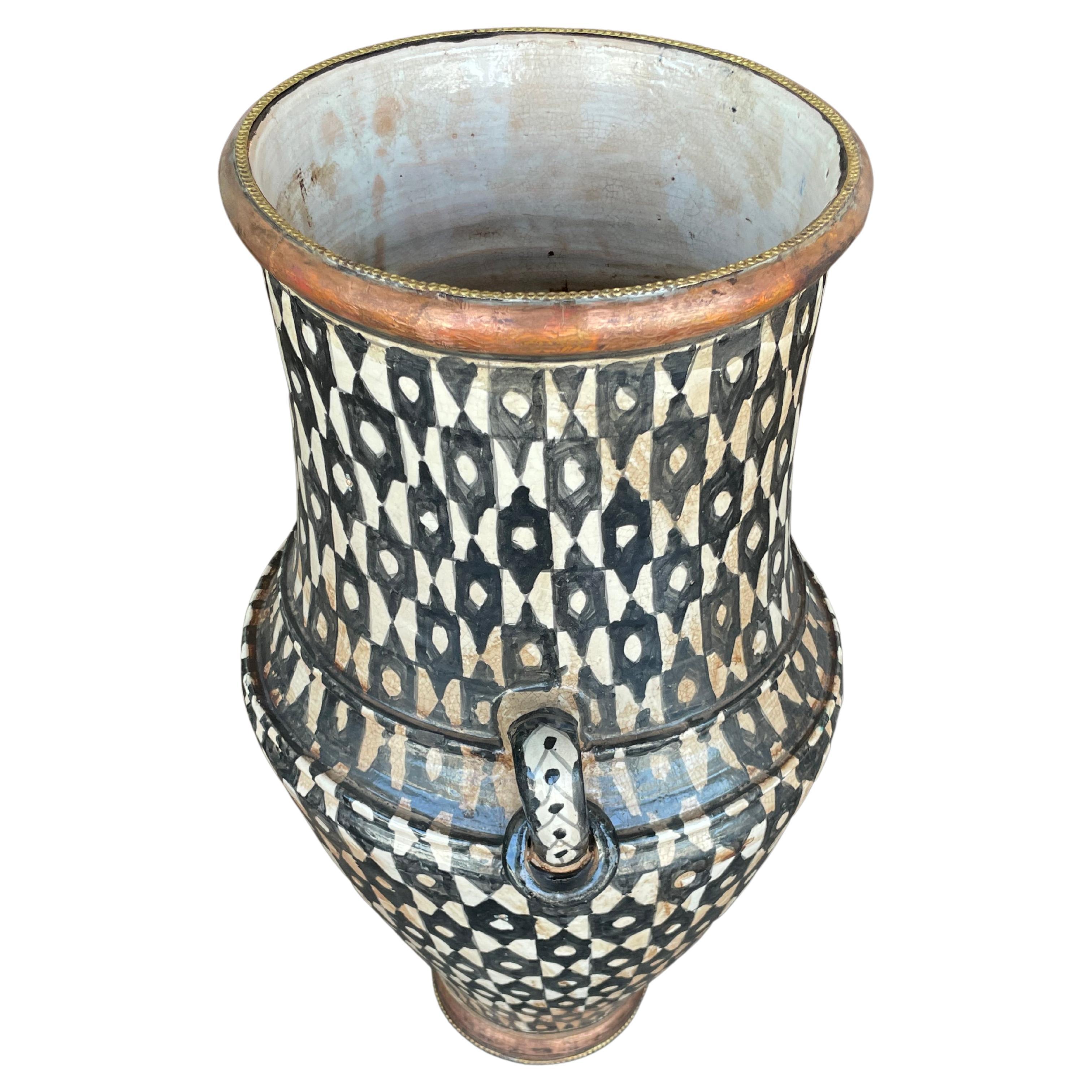 Vase de grande taille en céramique peint à la main, provenant du Maroc, par Martyn Lawrence Bullard