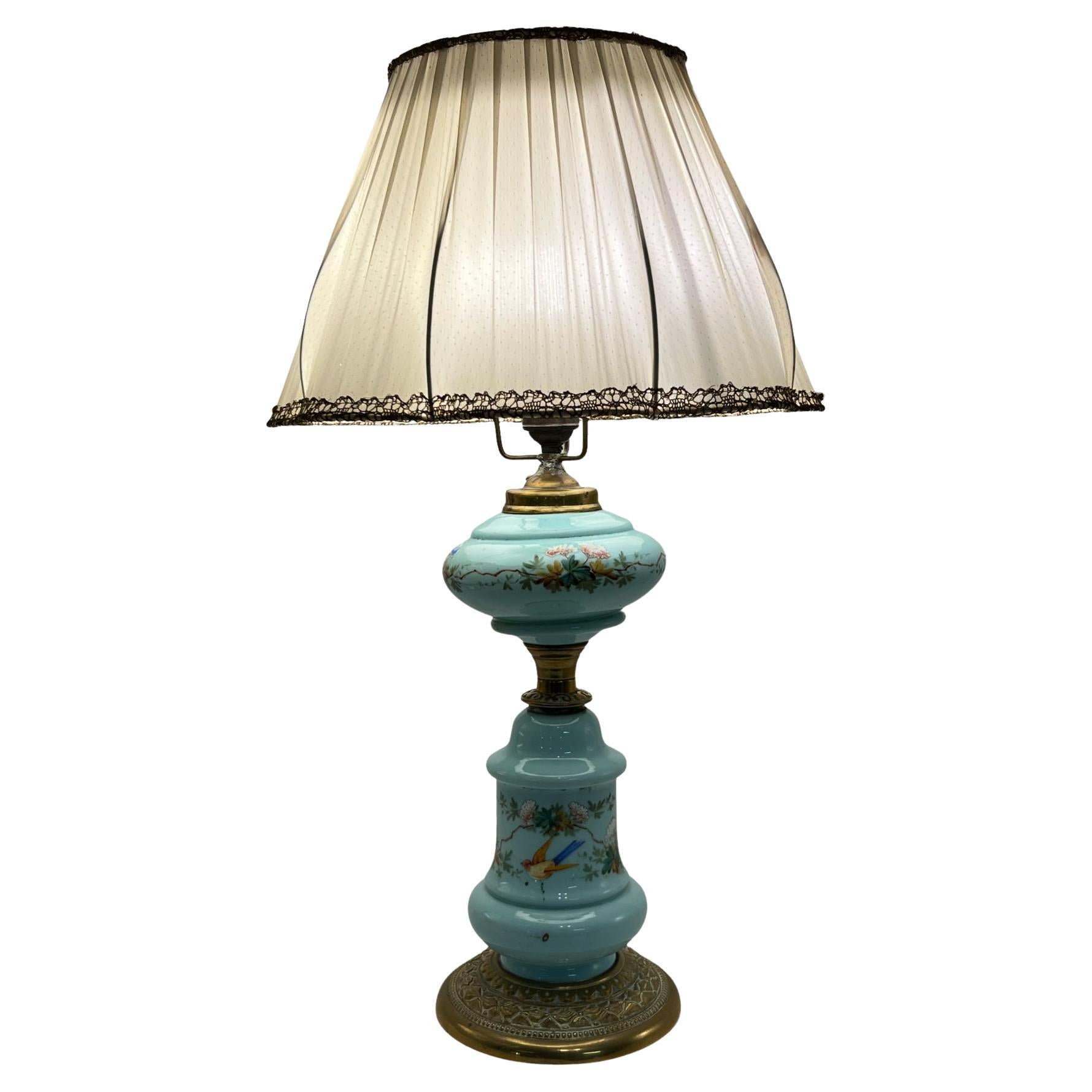 Lampada da tavolo in vetro opalino e ottone dipinta a mano del XIX secolo, Francia