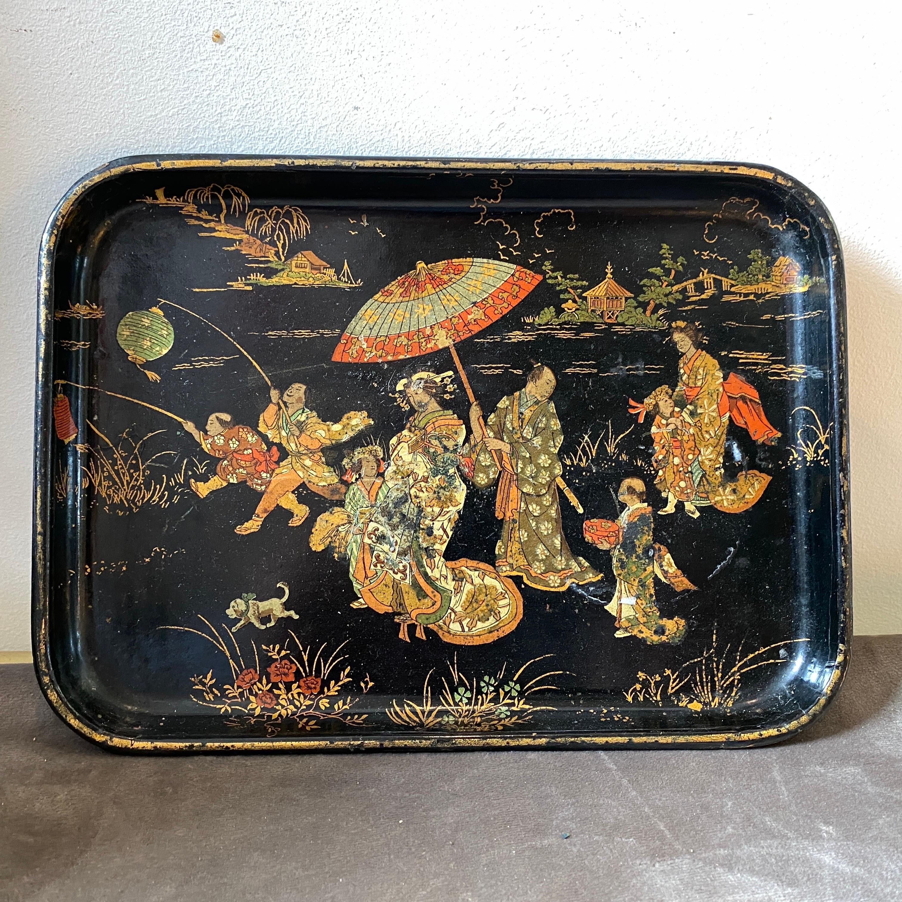 An high quality lacquered papier machè small tray hand-painted in China in Late 19th century. It's in original conditions..