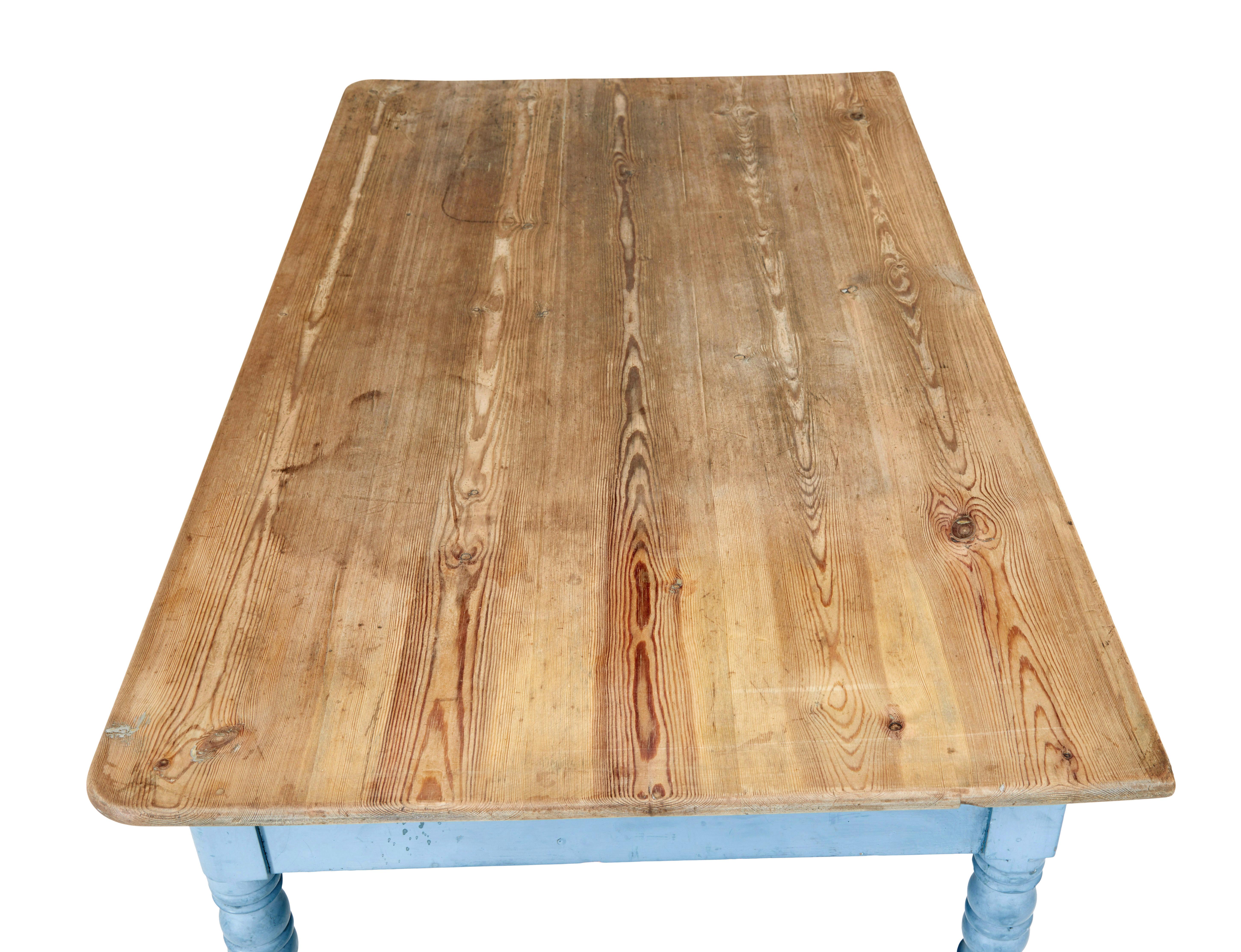 Table d'appoint en pin peinte à la main au 19e siècle, vers 1890.

Table de bonne qualité avec de nombreuses possibilités d'utilisation. Avec une hauteur de genou de 23,5 pouces, elle peut faire office de petit bureau.

Plateau en pin nu avec patine