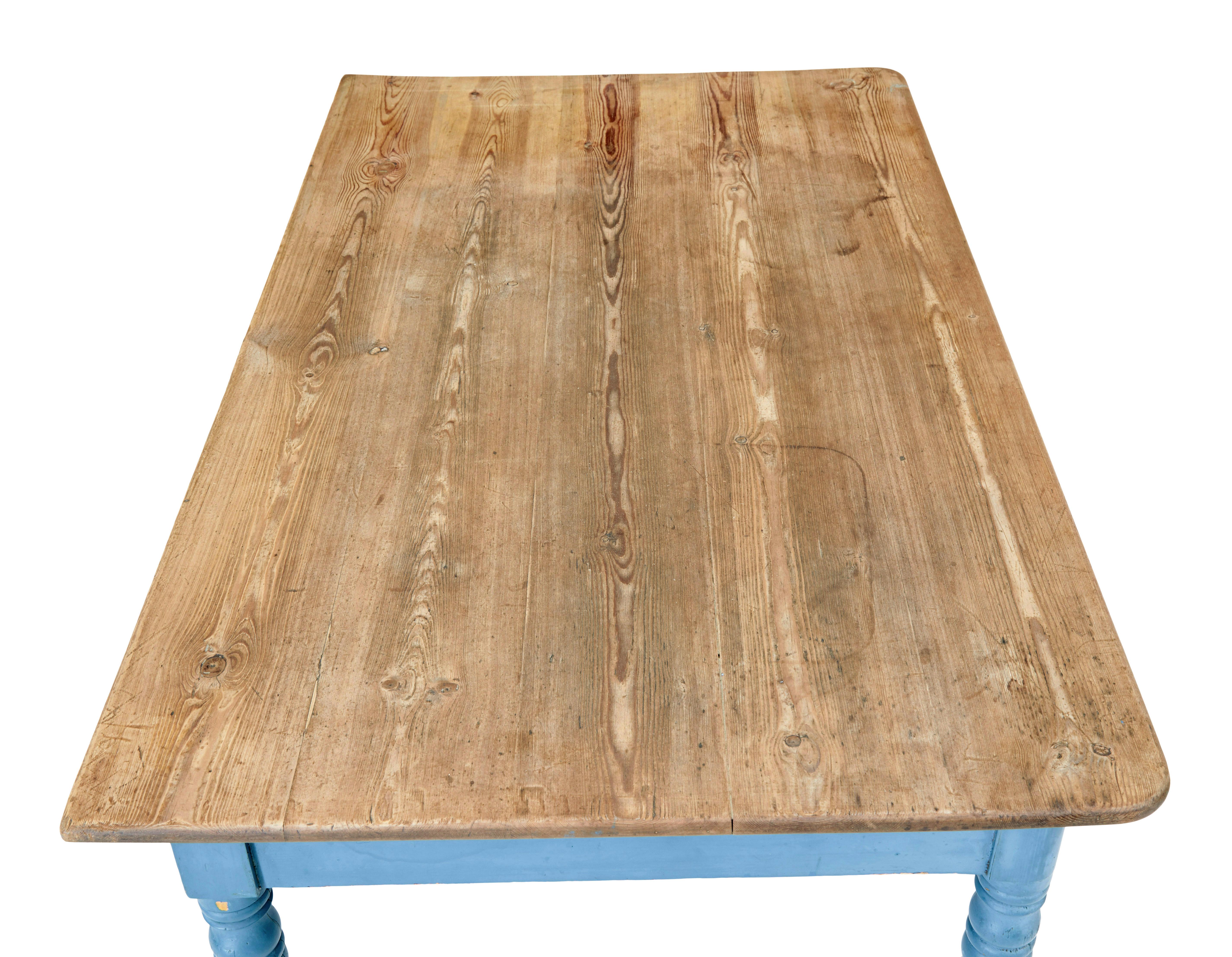 Gustavien Table d'appoint en pin peinte à la main au 19e siècle en vente