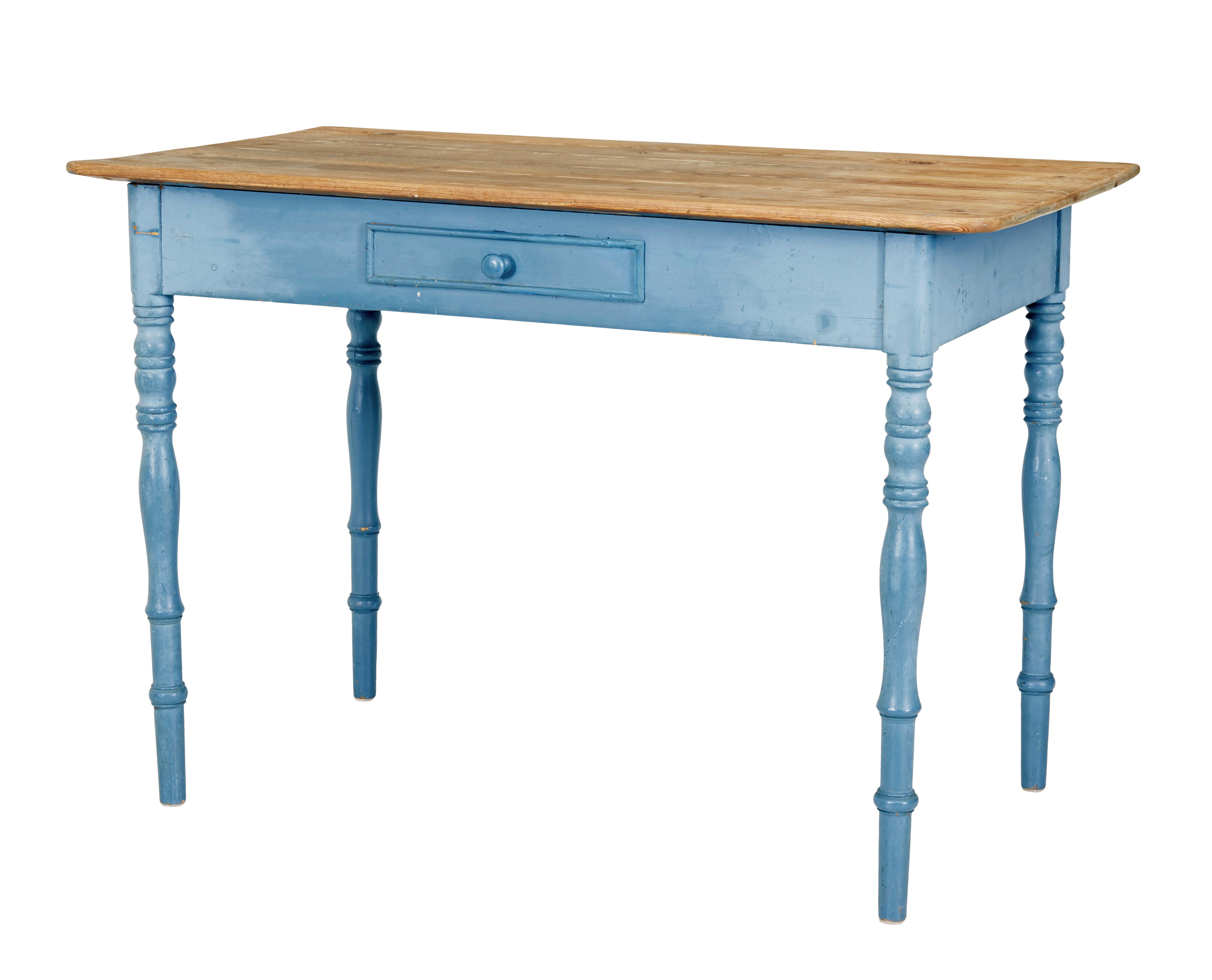 Suédois Table d'appoint en pin peinte à la main au 19e siècle en vente