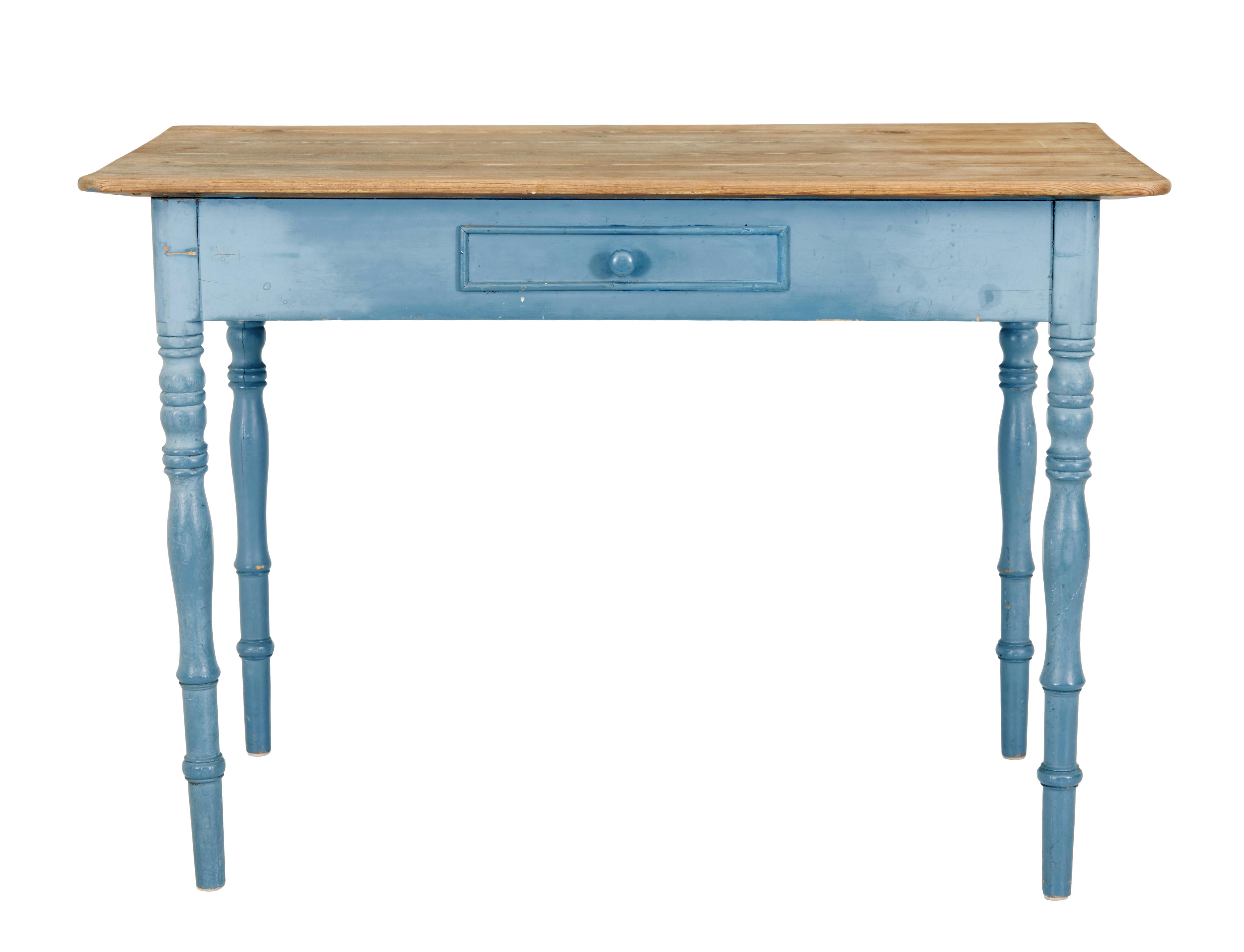 Sculpté à la main Table d'appoint en pin peinte à la main au 19e siècle en vente