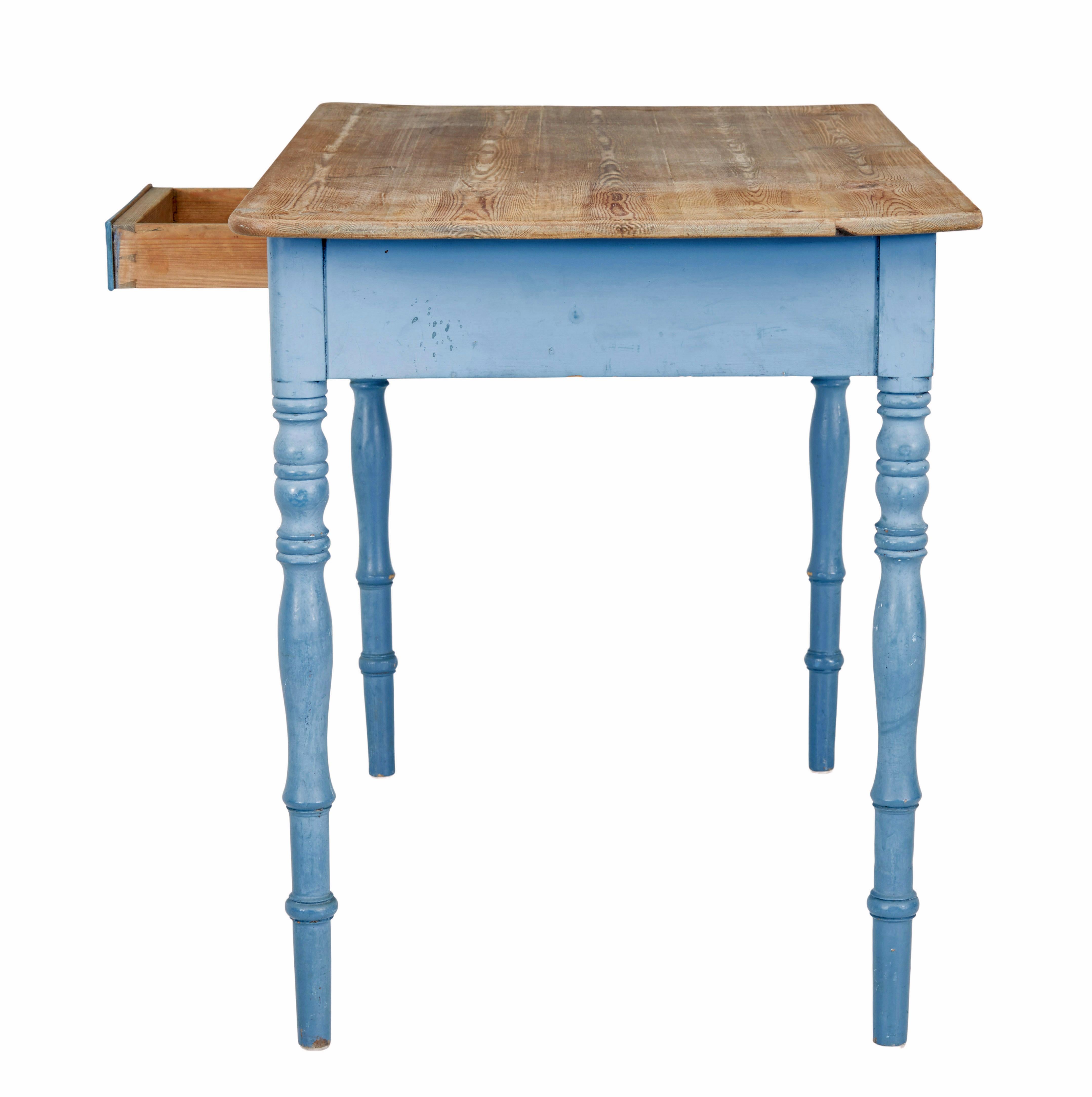 19th Century hand painted pine occasional table In Good Condition For Sale In Debenham, Suffolk