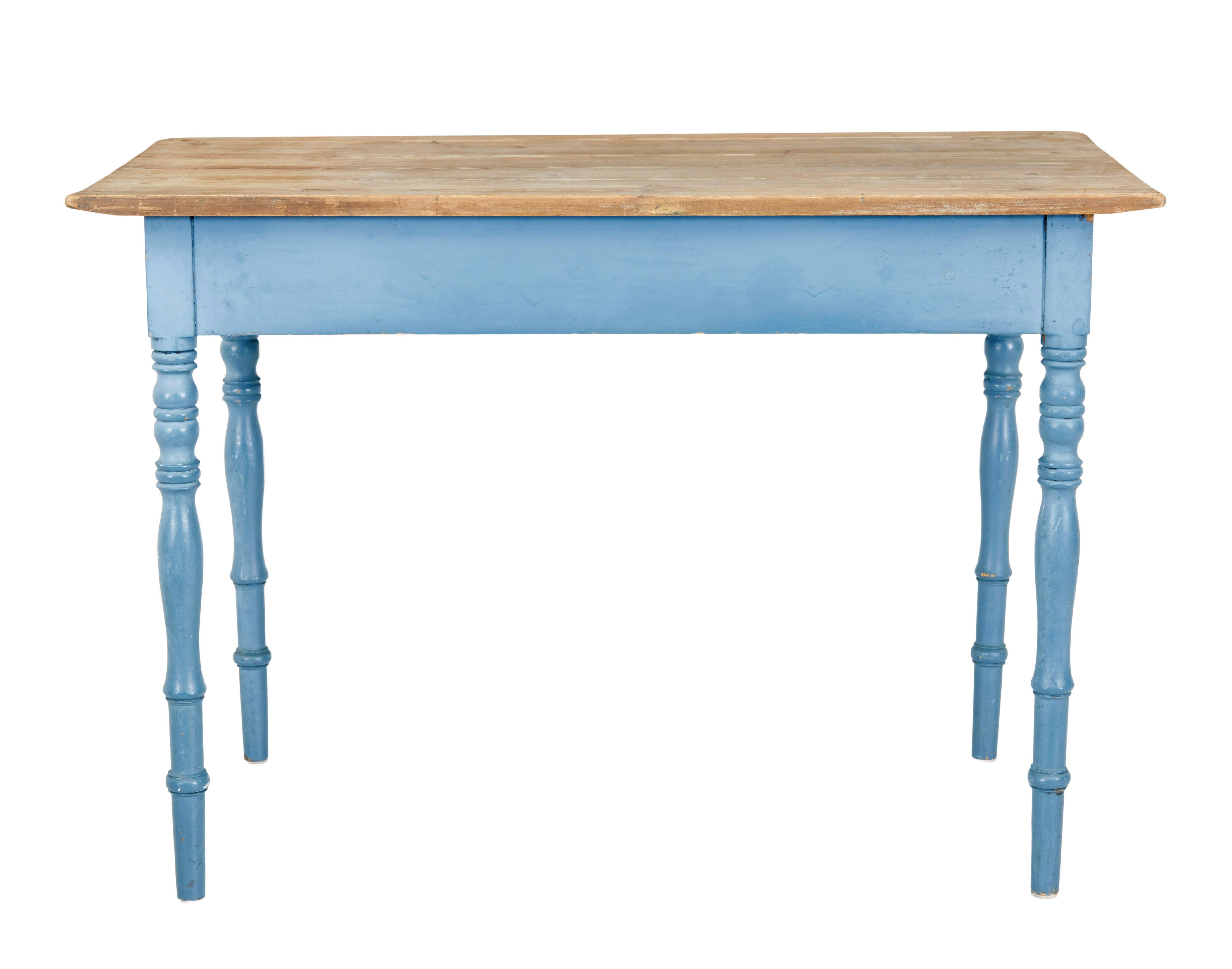 Pin Table d'appoint en pin peinte à la main au 19e siècle en vente