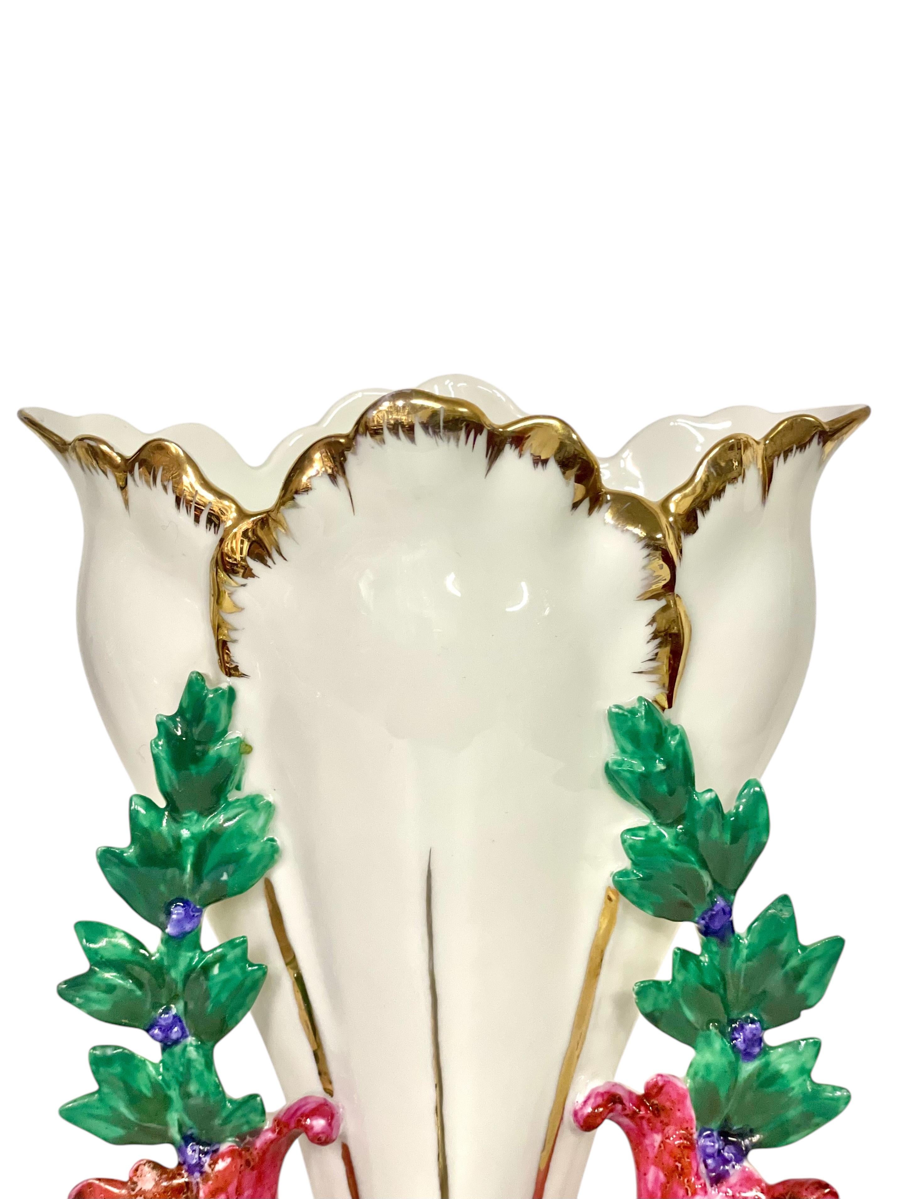 Francese Vaso nuziale in porcellana del XIX secolo con accenti dorati in vendita