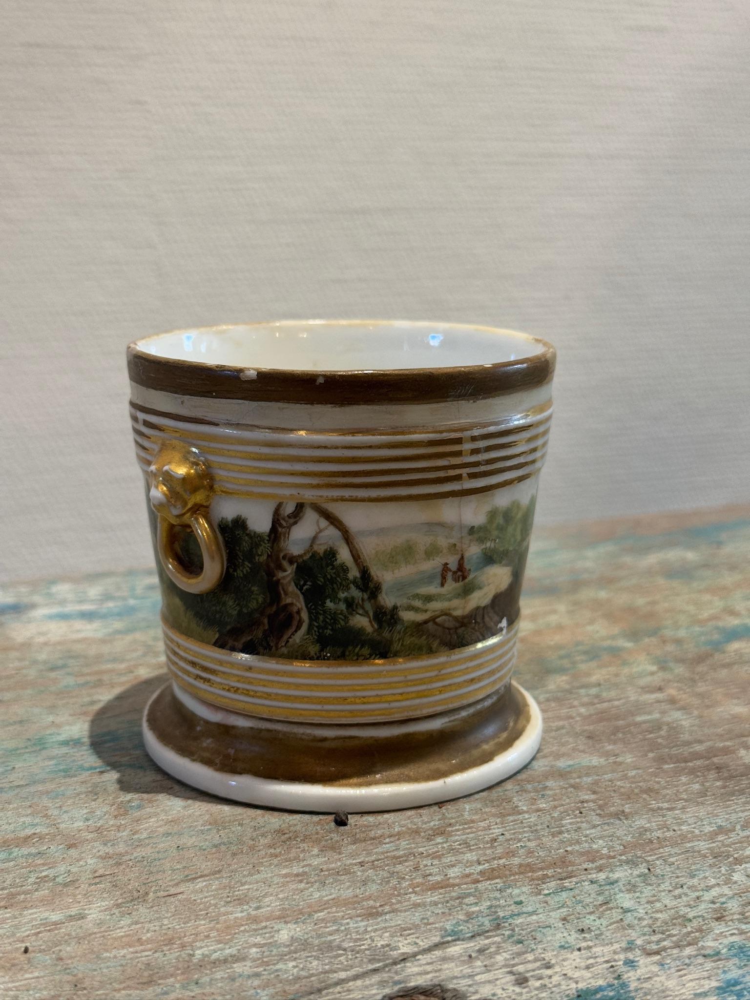 Un cachepot in porcellana altamente decorativo e autentico dell'inizio del XIX secolo, attribuito alla stimata fabbrica Tucker di Filadelfia (1826-1838) o a un laboratorio di porcellana del periodo Feder americano. Questo jardiniere presenta quattro