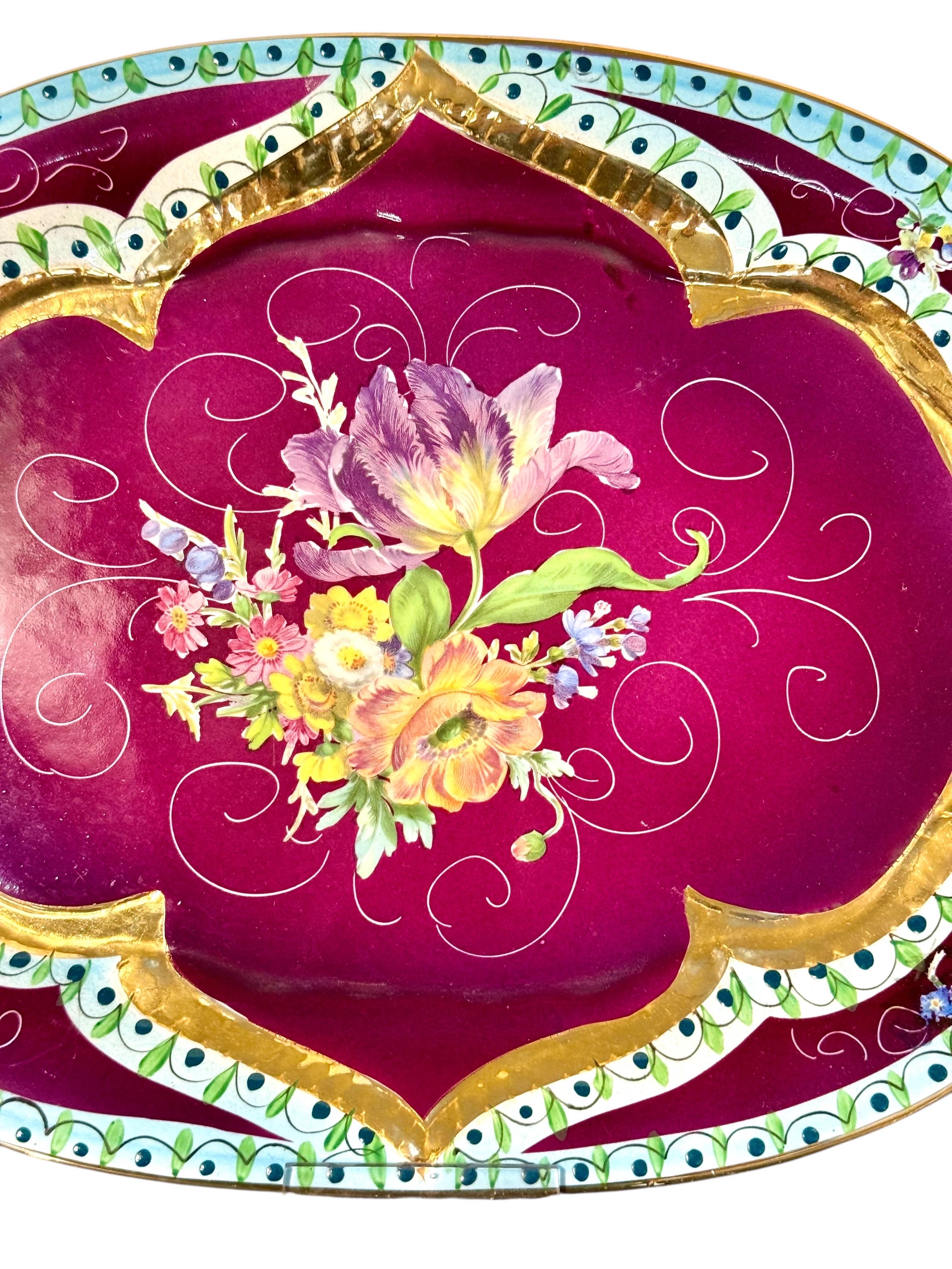 Centre de table en porcelaine du 19e siècle peint à la main et plateau assorti en vente 5