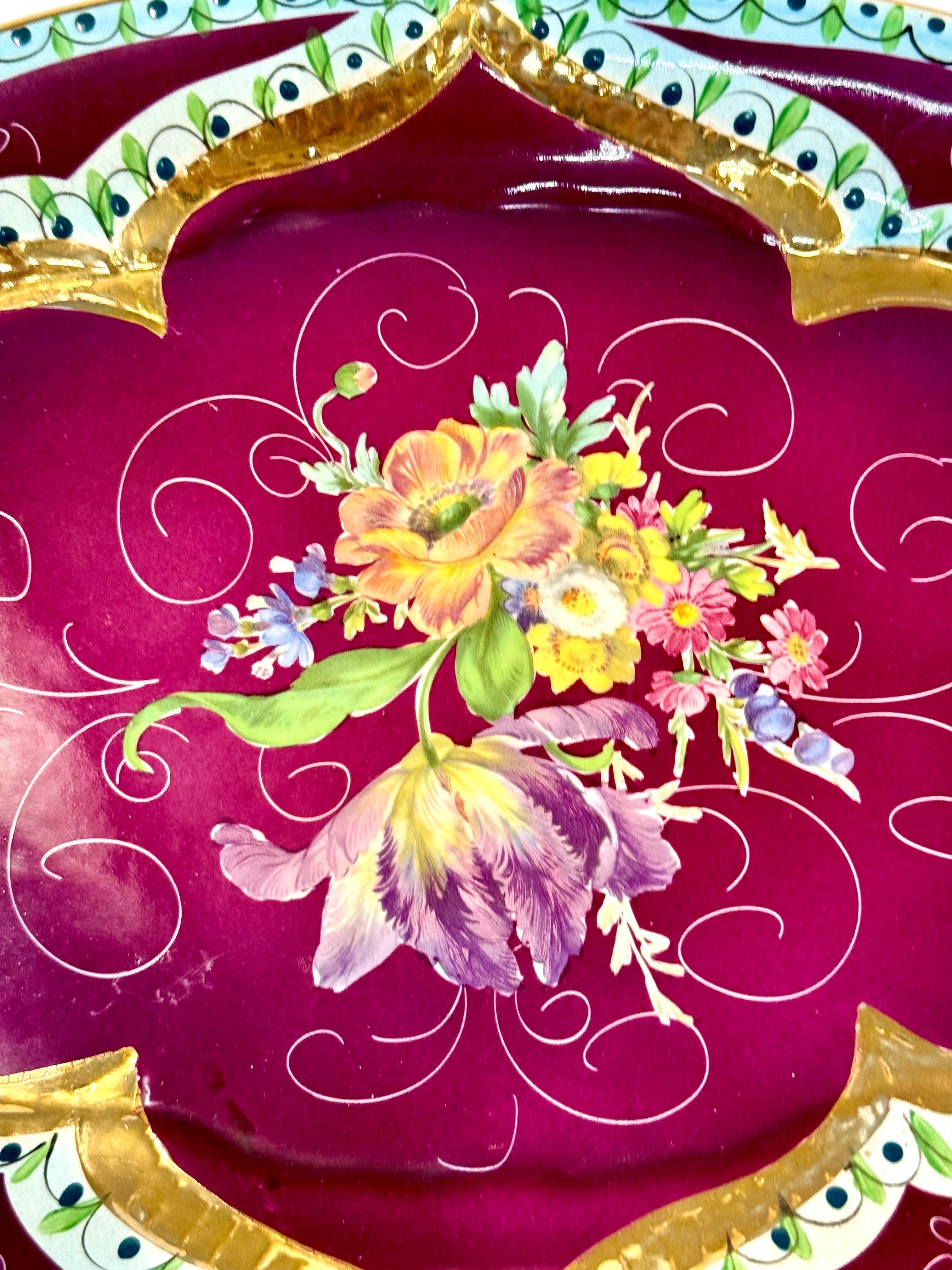 Centre de table en porcelaine du 19e siècle peint à la main et plateau assorti en vente 8